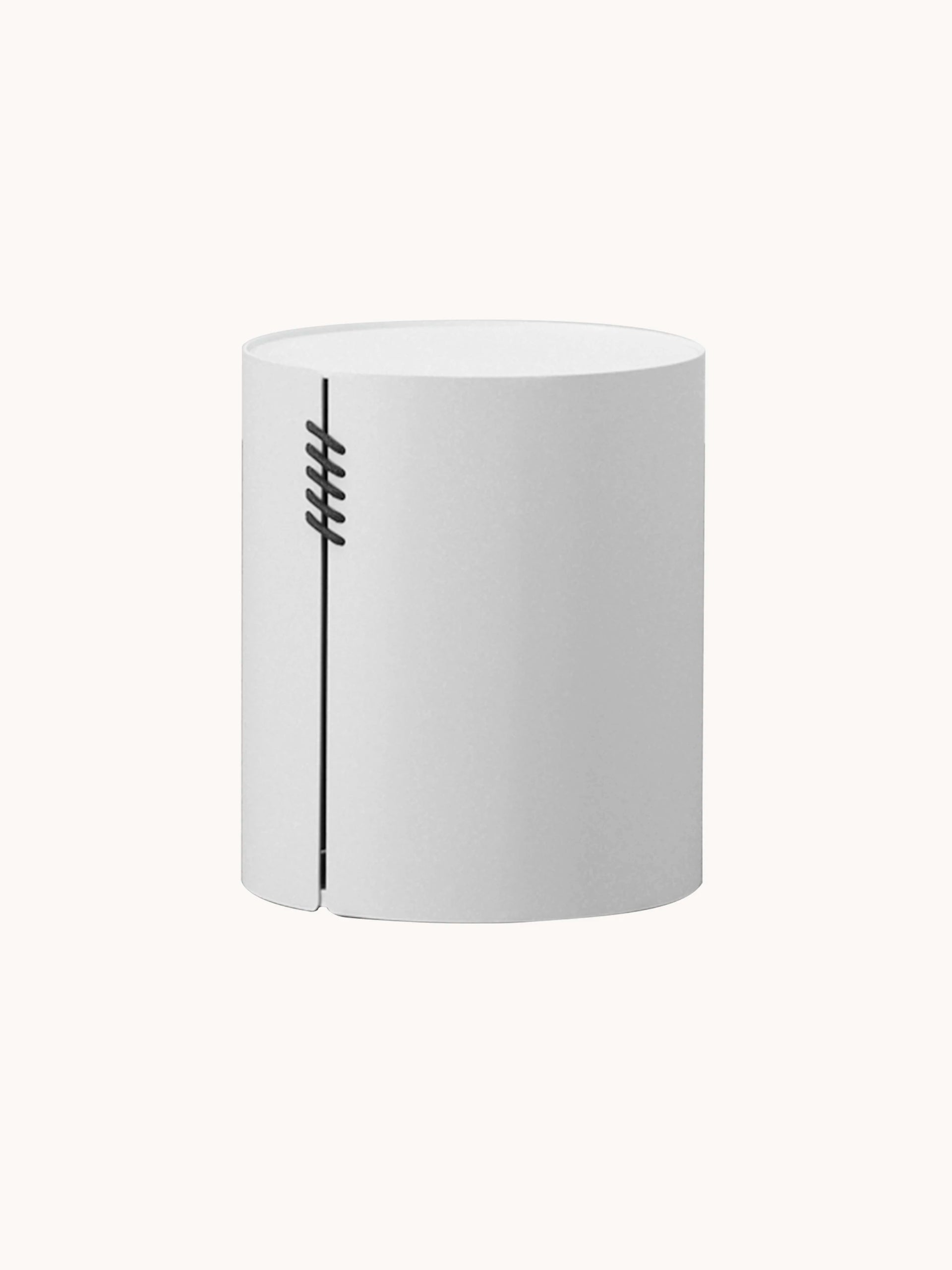 Aluminium-runde Solarbeleuchtung mit Solarlampe, zeigt einen weißen Zylinder mit schwarzen Drahtdetails. Ideal für stilvolle, langlebige Außenbereiche, passend zur nachhaltigen Designästhetik von Finqa GmbH.