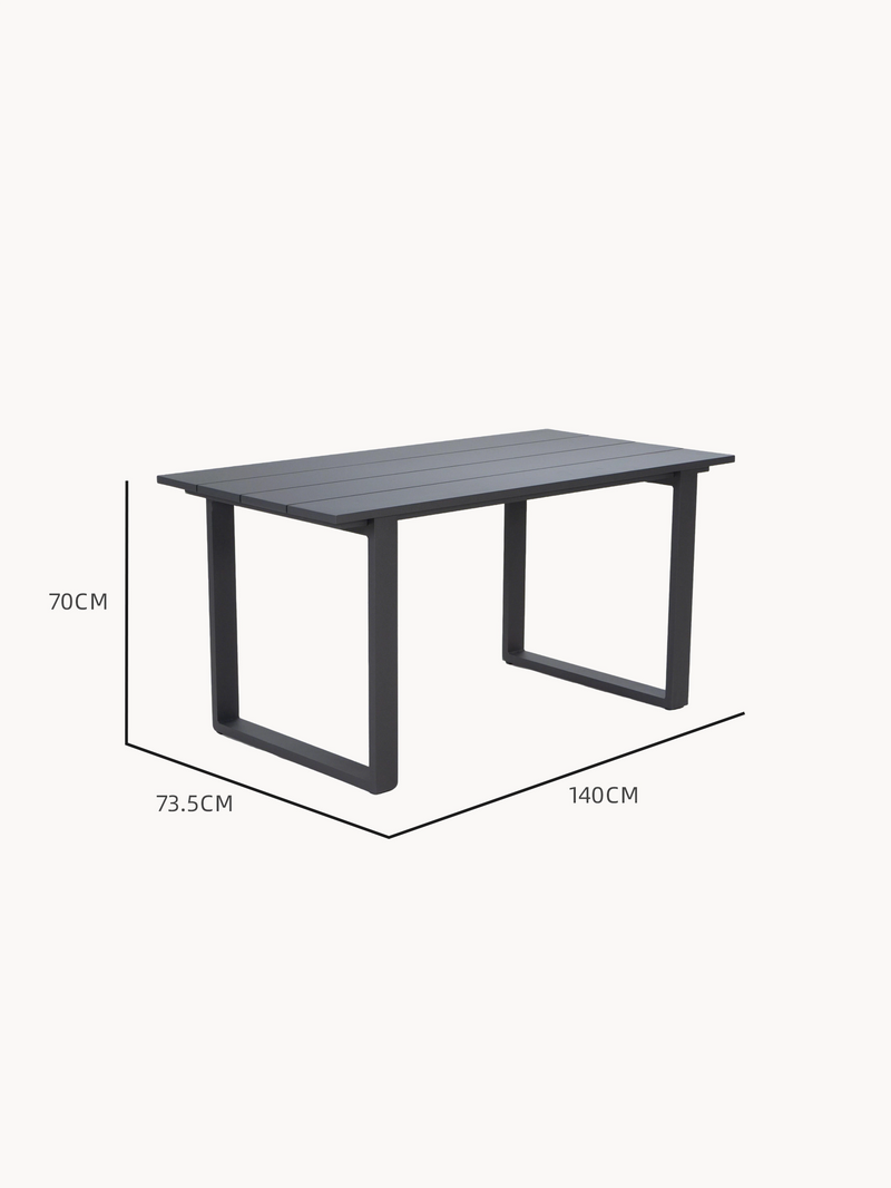 Elche Garten Ecklounge Tisch mit rechteckiger Form, slatted Oberfläche und zwei U-förmigen Beinen. Maße: 140 cm Länge, 73,5 cm Tiefe, 70 cm Höhe. Perfekt für stilvolle Outdoor-Arrangements.