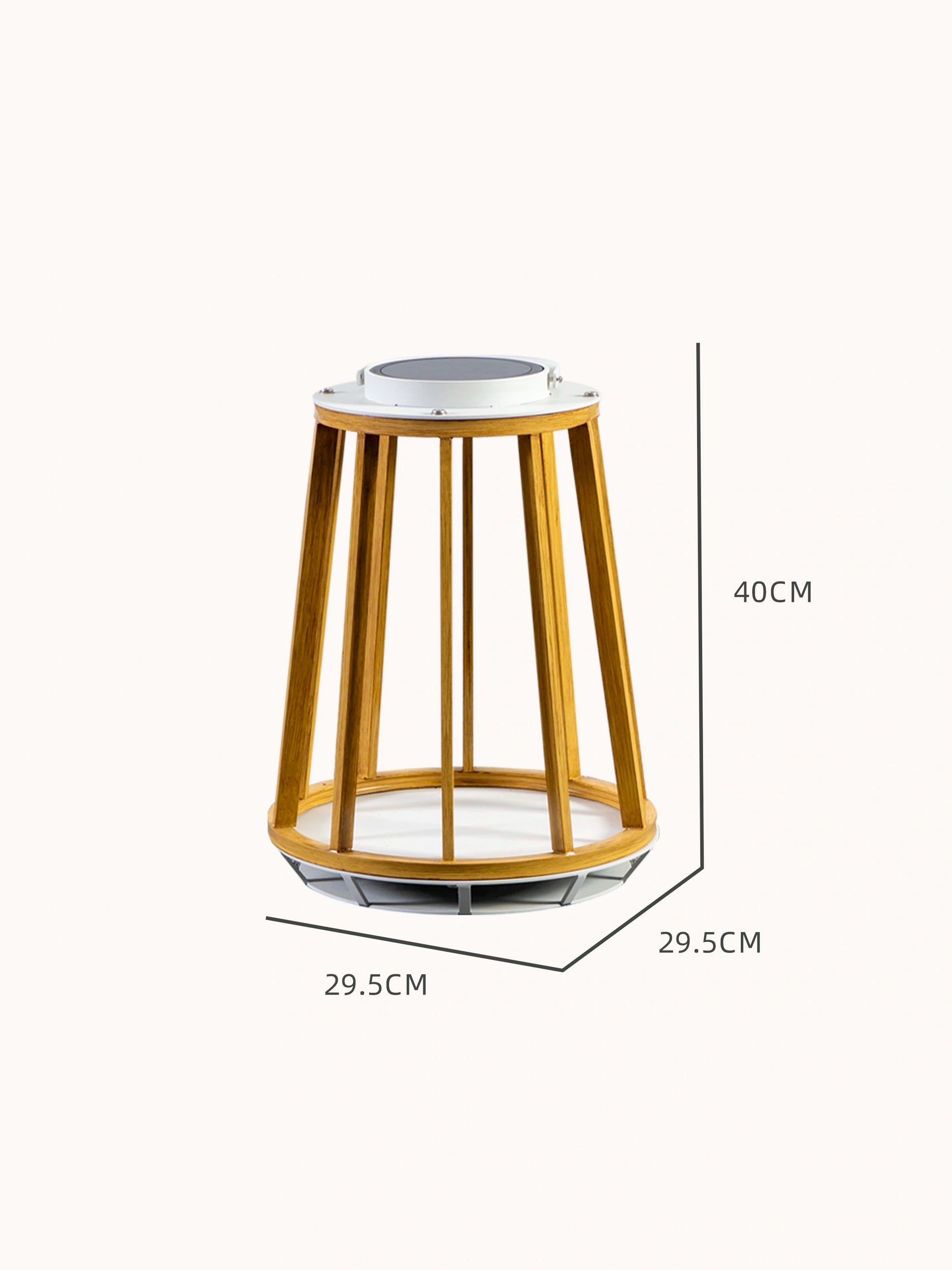 Cordoba Solar Garten Lampe Aluminium Teakholzimitation zeigt kunstvolles Flechtwerk und robustes Design, ideal für stilvolle, wetterfeste Outdoor-Einsätze auf Terrassen oder Balkonen.