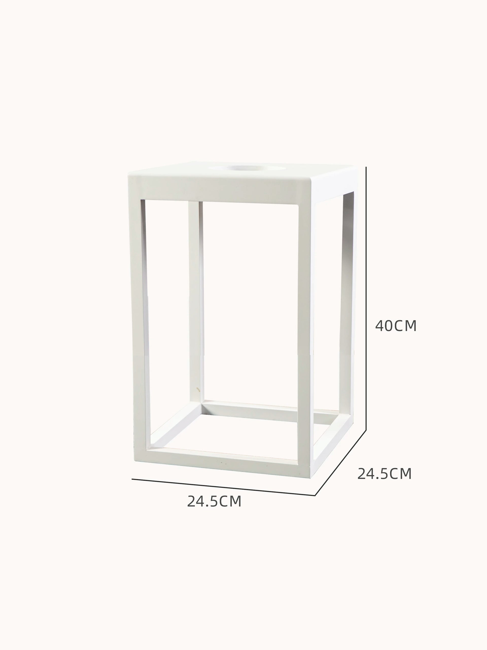Die Kenya Solar Gartenlampe, ein minimalistischer, weißer Metallrahmen-Würfel, dient als eleganter, umweltfreundlicher Leuchtkörper für Außenbereiche, passend für Finqa GmbH's nachhaltige, stilvolle Outdoor-Möbel.