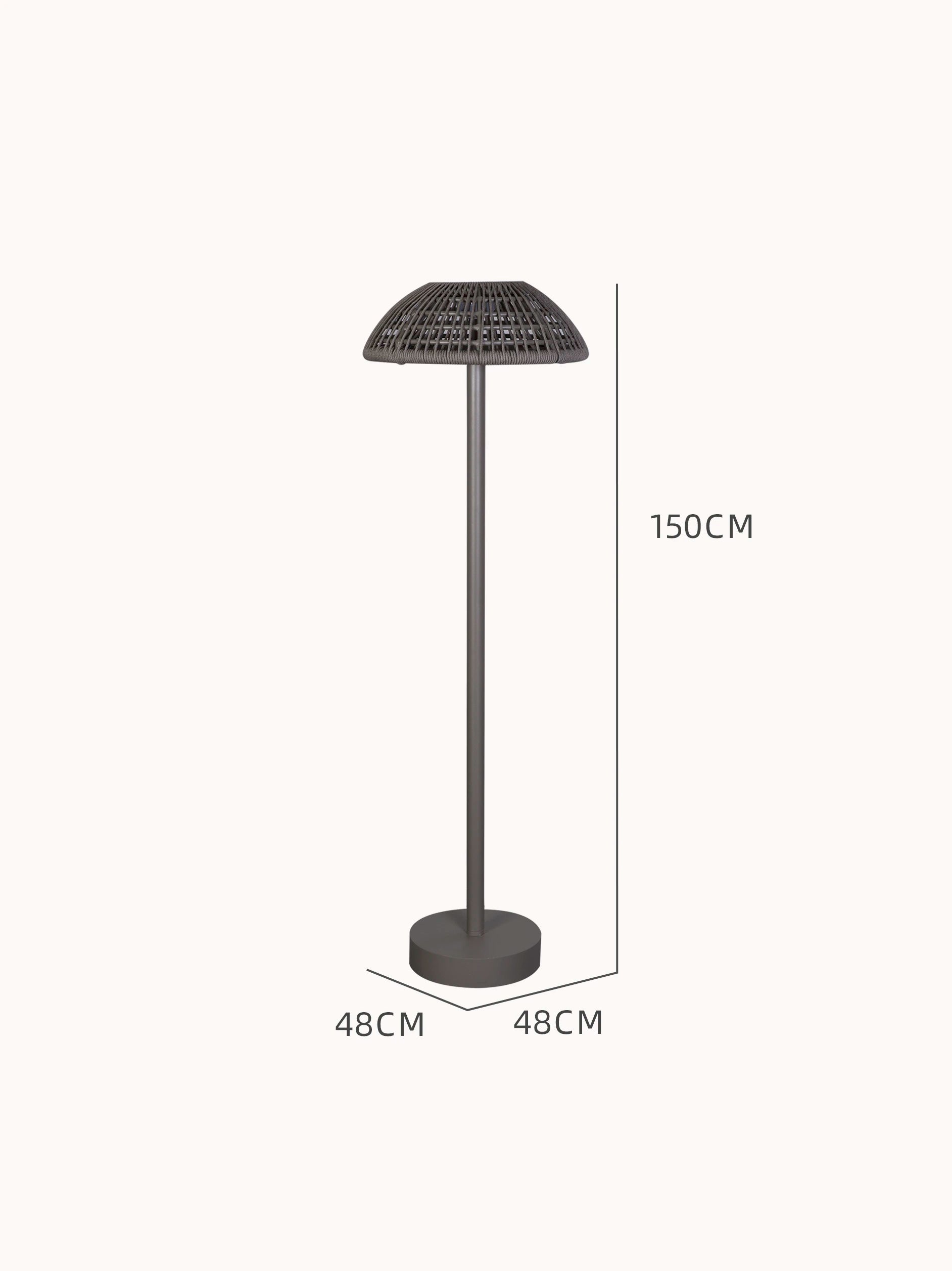 Kapalai Vertikale Lampe Aluminium Pulverbeschichtung Olefin-Taupe zeigt ein elegantes Design mit geflochtenem, pilzförmigem Schirm auf schlankem Gestell, ideal für stimmungsvolle Beleuchtung auf Terrasse oder Balkon.