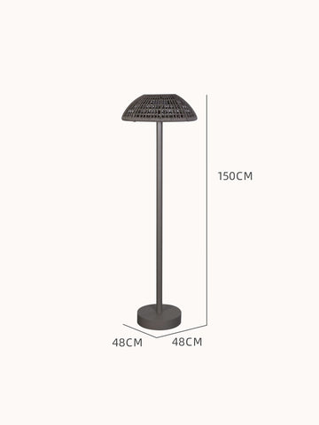 Kapalai Vertikale Lampe Aluminium Pulverbeschichtung Olefin-Taupe zeigt ein elegantes Design mit geflochtenem, pilzförmigem Schirm auf schlankem Gestell, ideal für stimmungsvolle Beleuchtung auf Terrasse oder Balkon.