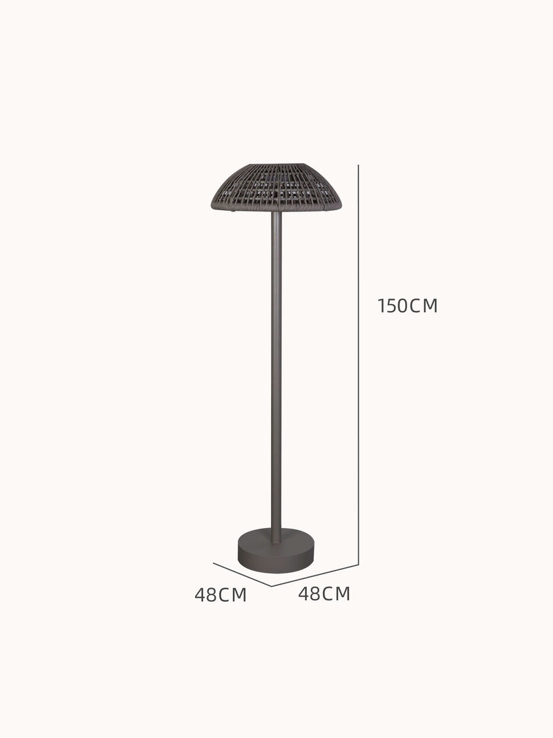 Kapalai Vertikale Lampe Aluminium Pulverbeschichtung Olefin-Taupe zeigt ein elegantes Design mit geflochtenem, pilzförmigem Schirm auf schlankem Gestell, ideal für stimmungsvolle Beleuchtung auf Terrasse oder Balkon.