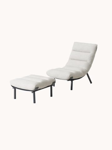 Mykonos Garten Ecklounge Set: Moderner Loungesessel mit leicht geneigter Rückenlehne und passendem, niedrigem Ottoman. Beide mit leicht getufteten, cremefarbenen Polstern und schlanken, dunklen Metallbeinen für stilvollen Komfort.