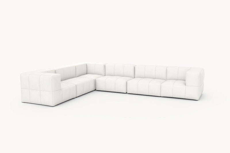 Marshmallow Modular Sofa Set (6-Sitzer) von Finqa: Nahaufnahme eines weißen, modularen Sofas inspiriert von Marshmallows, mit nachhaltiger Füllung, wasserabweisendem Stoff und flexiblem Design für stilvolle Outdoor-Gestaltung.