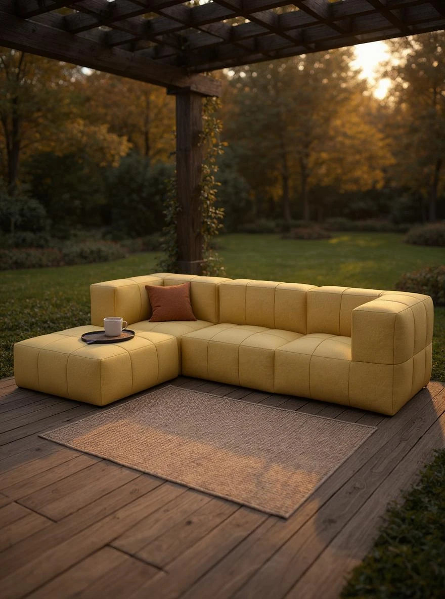 Babymax, 4er-Set: Modulares, senffarbenes Ecksofa auf Holzterrasse unter Pergola, mit Ottomane als Tisch, rustfarbenem Kissen, natürlichem Teppich, umgeben von Garten. Bequem, vielseitig, nachhaltig.