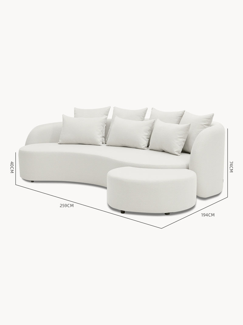 Das Santorini Garten Loungesofa Set (3-Sitzer) präsentiert ein modernes, geschwungenes Design mit off-white Stoff, sechs losen Rückenkissen und passendem halbrundem Ottoman, ideal für flexible Outdoor-Gestaltungen.