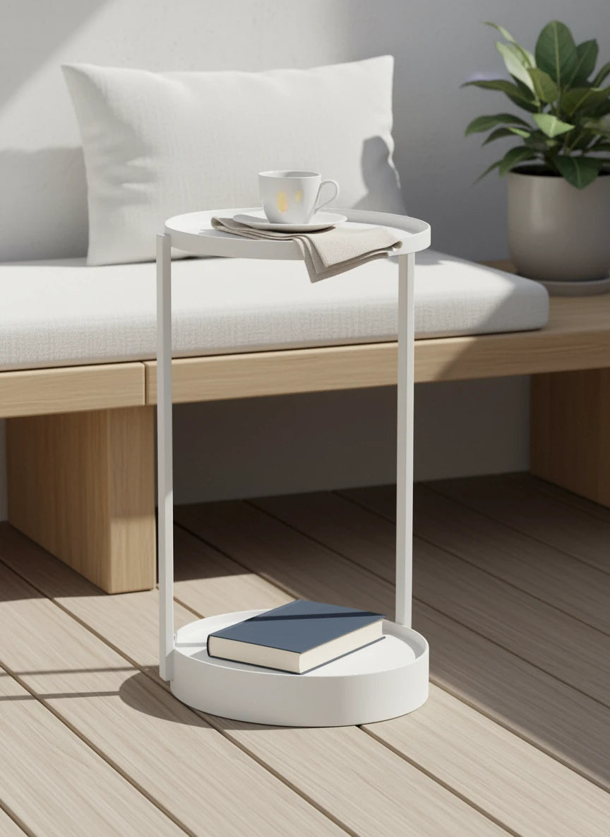 Rauma durchbrochener Couchtisch aus Aluminium mit Pulverbeschichtung, präsentiert sich mit weißem Teeservice und Buch, harmonisch neben Holzbank und Pflanze, verkörpert modernes Design und langlebige Qualität.