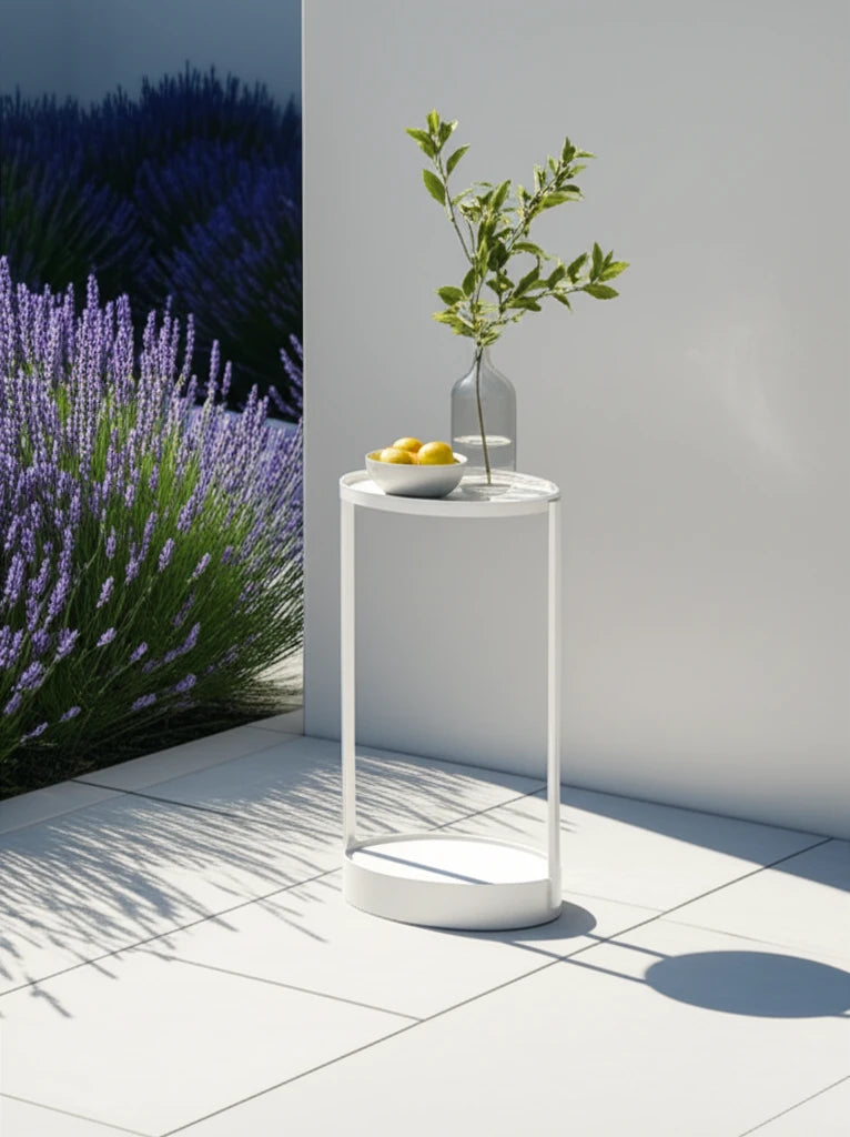 Rauma durchbrochener Couchtisch - Aluminium pulverbeschichtet, elegant und minimalistisch, mit einer vasenbegrenzten grünen Zweig und einer Zitronenschale, harmoniert perfekt mit Finqa GmbH's stilvollen, nachhaltigen Designs.