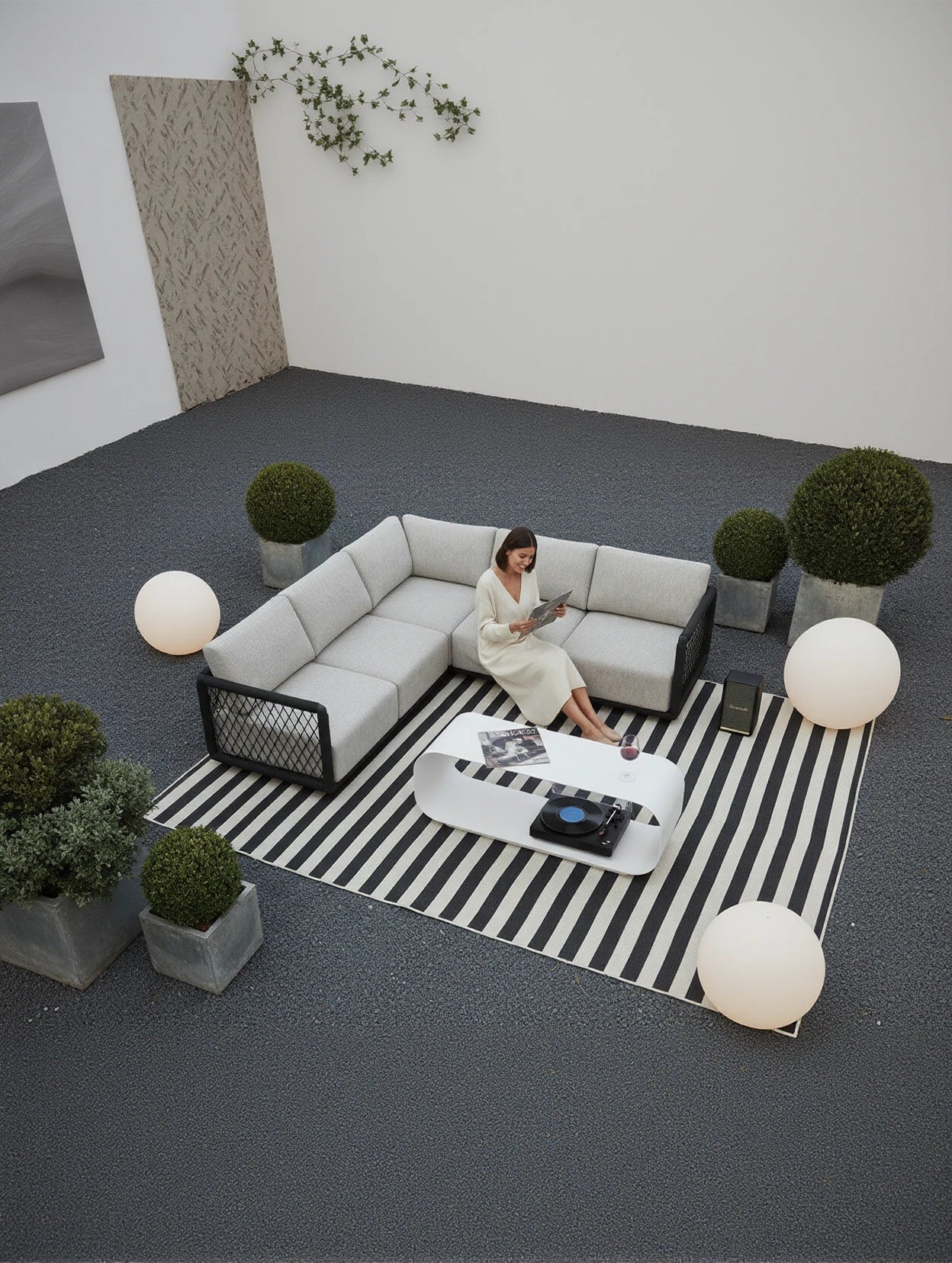 Mykonos Garten Ecklounge Set, 2er-Set: Modulares, graues L-förmiges Sofa auf gestreiftem Teppich mit weißem, gebogenem Couchtisch. Perfekt für stilvolle, flexible Outdoor-Gestaltung.