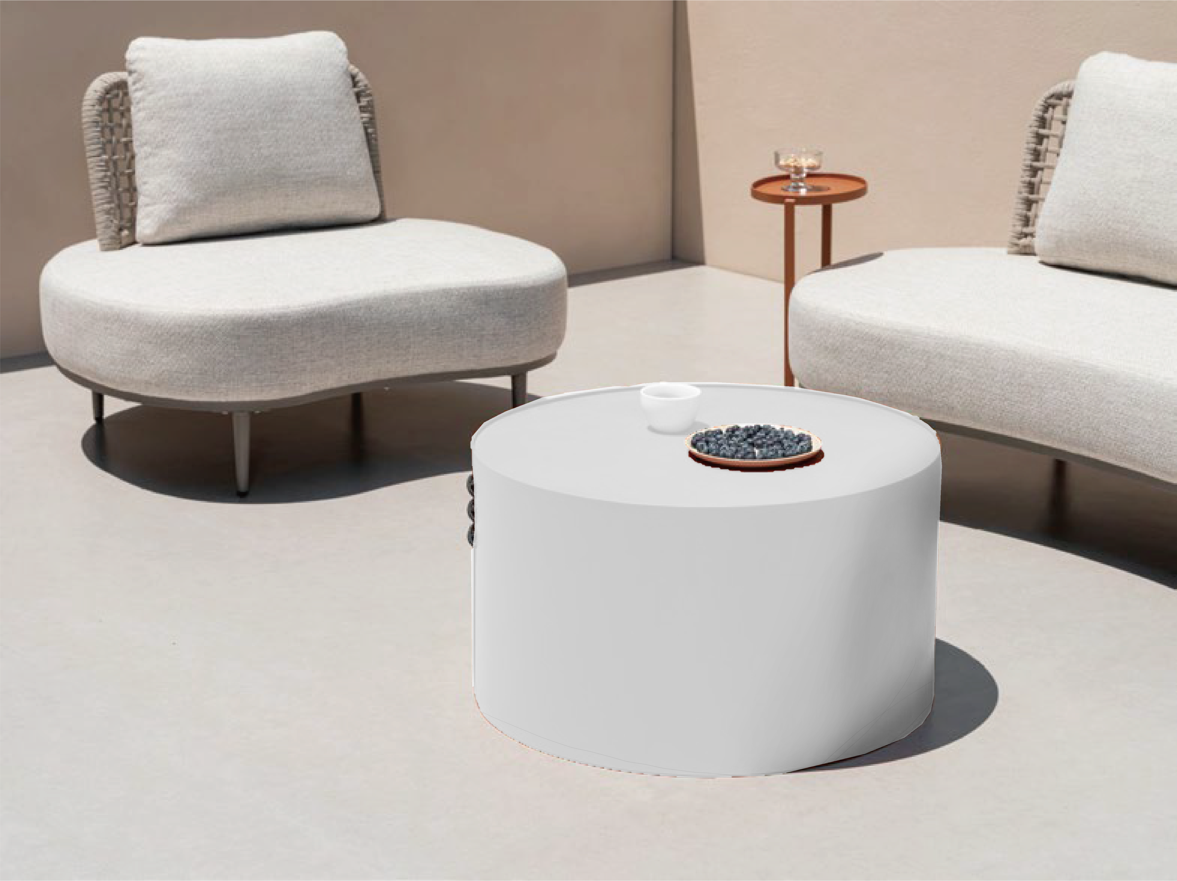 Aluminium-Rahmen-Couchtisch mit elegantem, minimalistischem Design, passend zu Finqa GmbHs stilvollen, nachhaltigen Outdoor-Sofas. Perfekt für flexible Outdoor-Gestaltungen auf Terrassen und Balkonen.