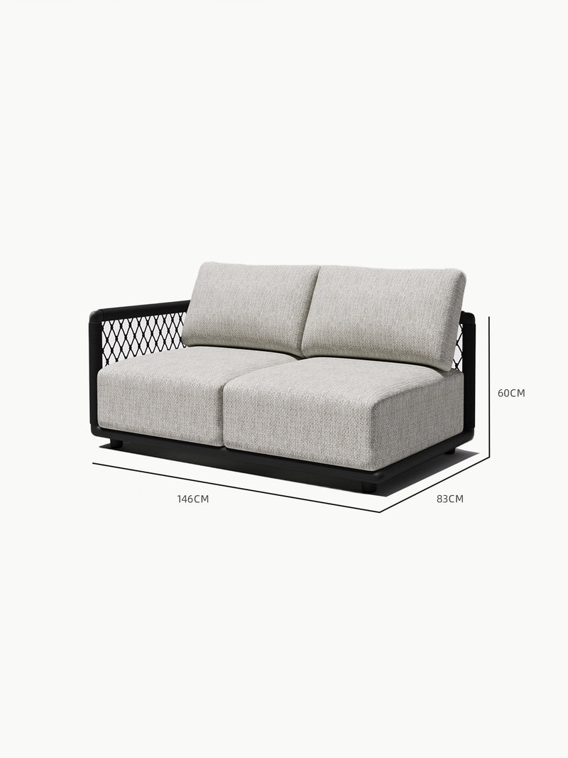 Mykonos Garten Ecklounge 2-Sitzer mit einer Armlehne, präsentiert sich mit einem niedrigen schwarzen Metallrahmen, hellgrauen Sitz- und Rückenkissen und dekorativen Diamantmuster-Seitenelementen aus Geflecht, ideal für stilvolle Outdoor-Bereiche.