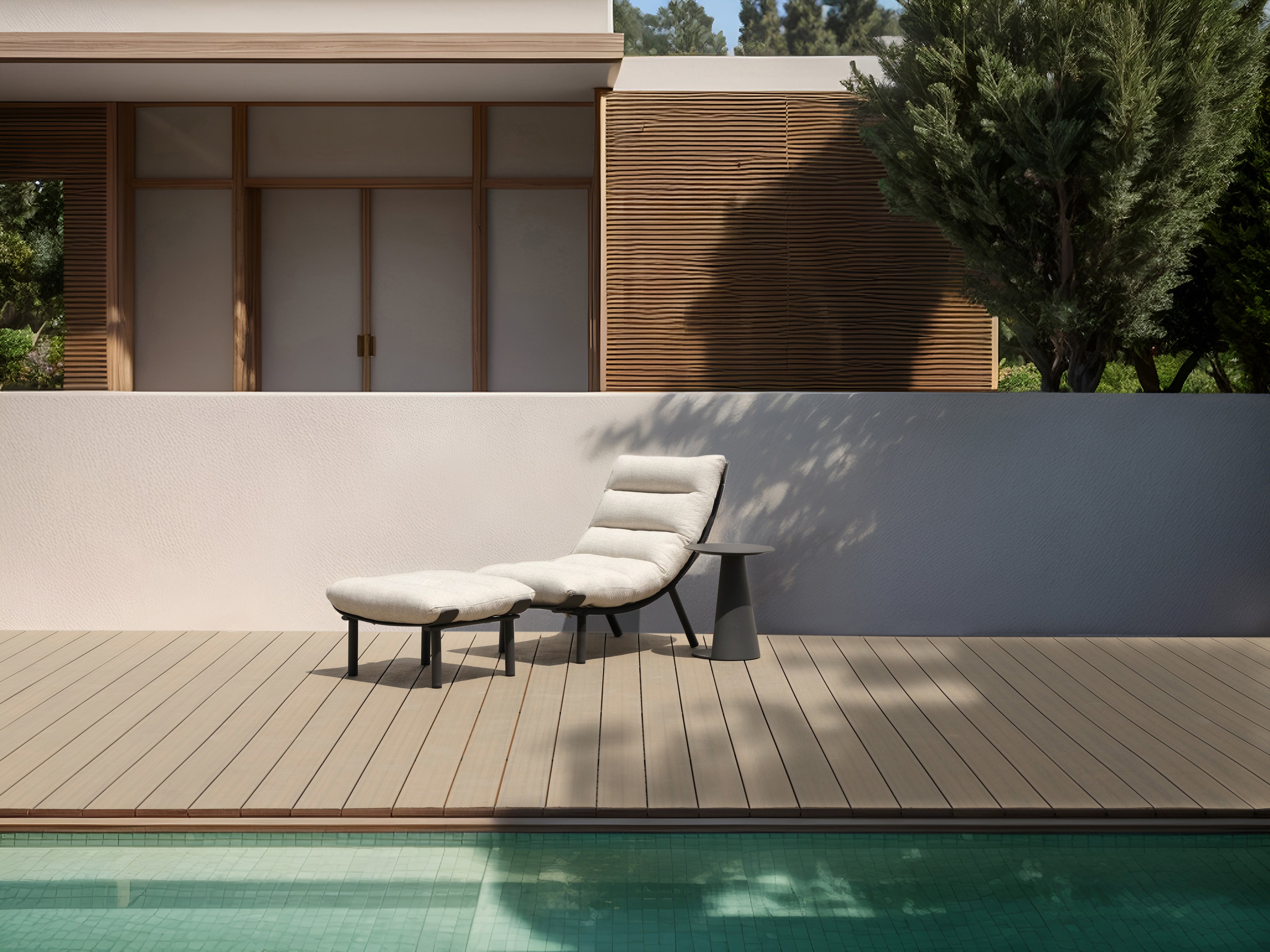 Mykonos Garten Ecklounge Set: Ein minimalistisches Lounge-Set mit niedrigem Profil, bestehend aus gepolstertem Sessel, passendem Ottoman und einfachem Beistelltisch, perfekt für moderne, stilvolle Terrassen oder Pooldecks.