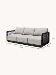 Mykonos Garten Ecklounge 2-Sitzer mit einer Armlehne zeigt eine moderne, dreisitzige, hellgrau gepolsterte Sofa mit schwarzem Rahmen und Gitterarmlehnen, Maße: 219 cm breit, 83 cm tief, 60 cm hoch.