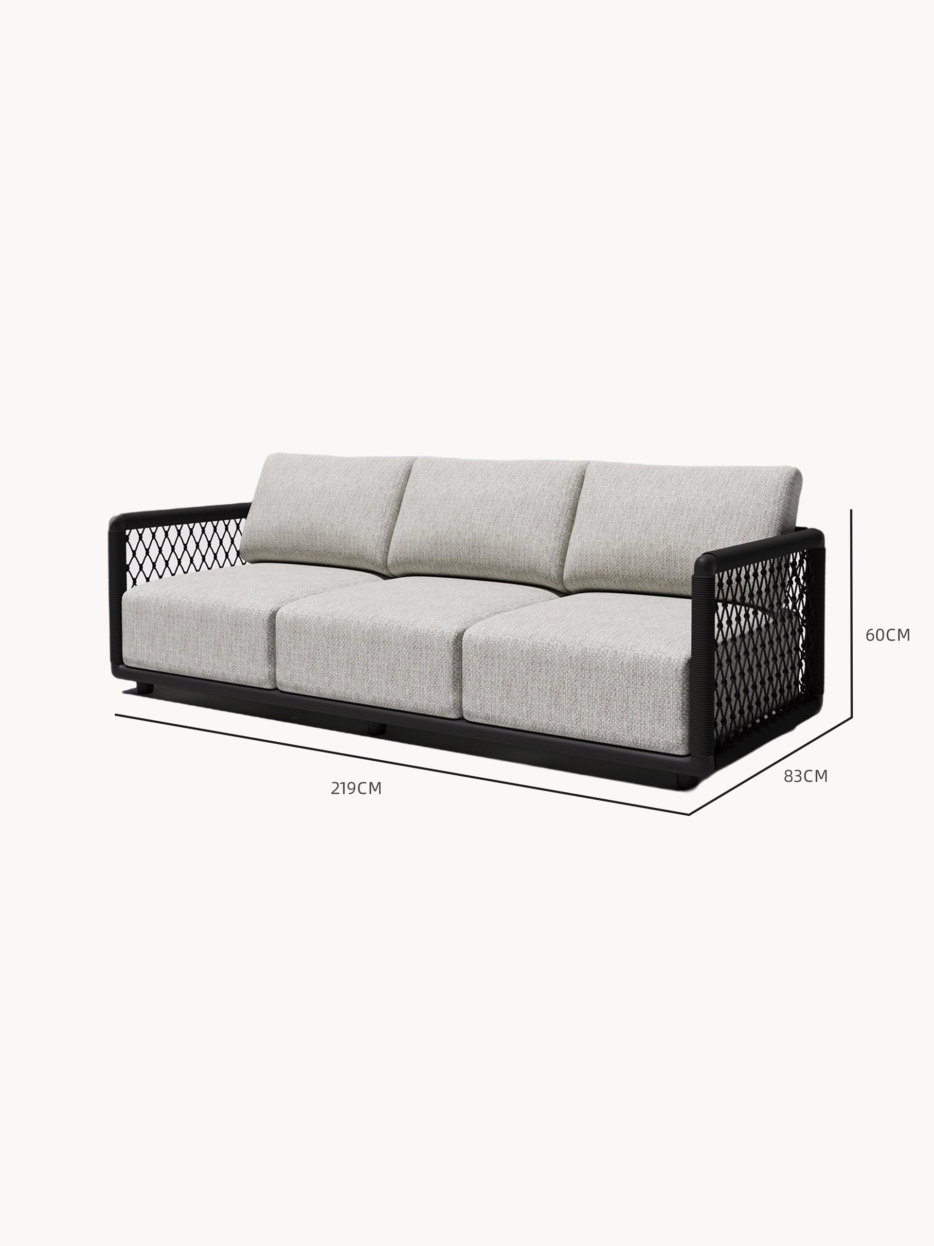 Mykonos Garten Ecklounge 2-Sitzer mit einer Armlehne zeigt eine moderne, dreisitzige, hellgrau gepolsterte Sofa mit schwarzem Rahmen und Gitterarmlehnen, Maße: 219 cm breit, 83 cm tief, 60 cm hoch.
