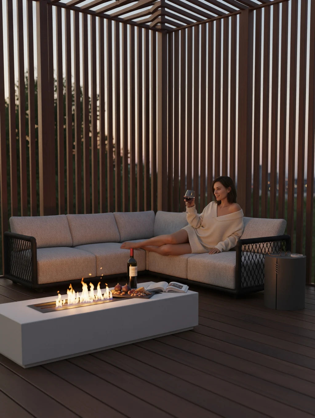 Mykonos Garten Ecklounge Set, 2er-Set, zeigt eine entspannte abendliche Outdoor-Szene mit einer Frau auf einem L-förmigen Sofa, einem rechteckigen Feuer-Tisch und einem kleinen Beistelltisch unter einer Holzpergola.