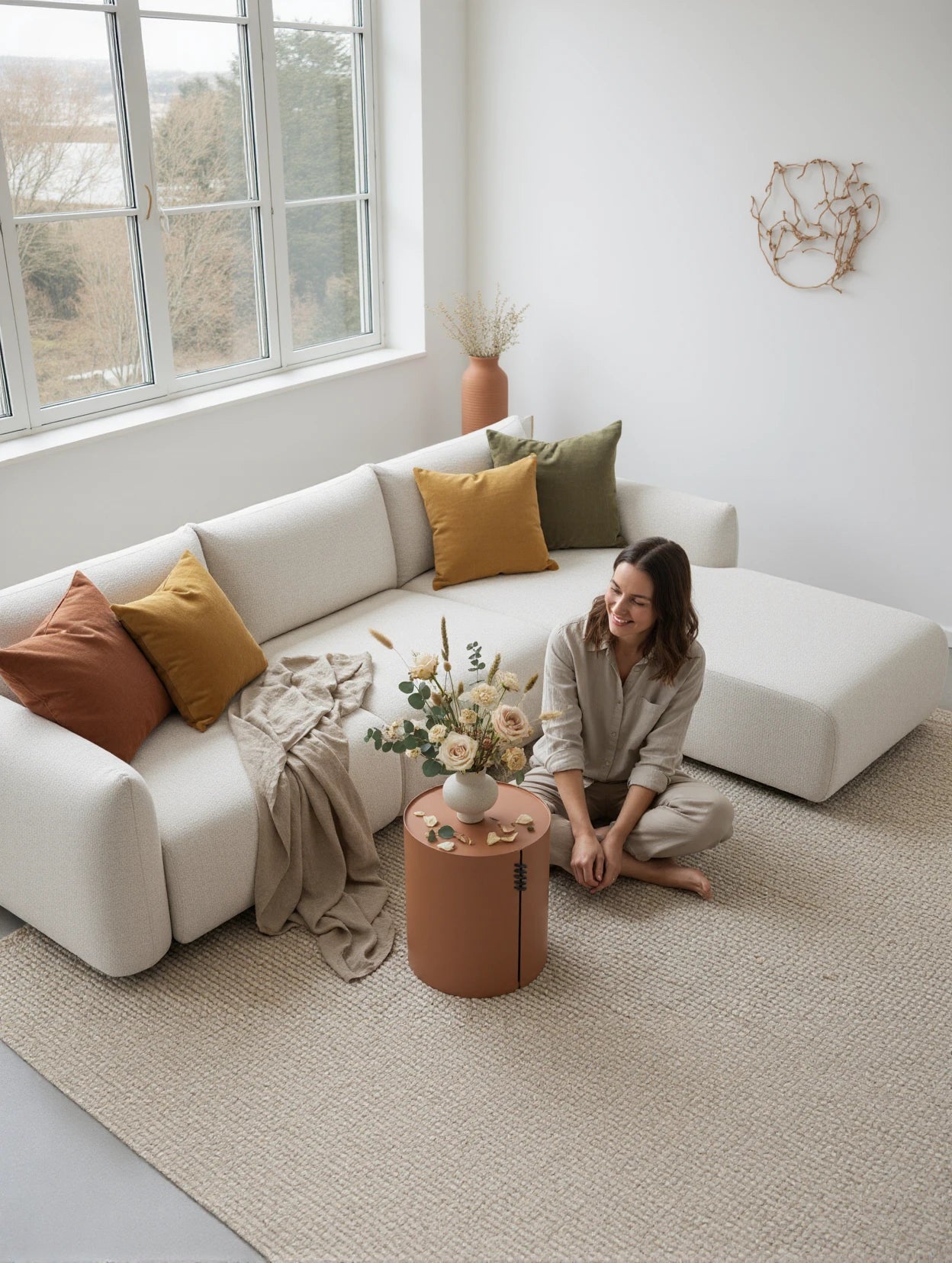 Babymax L-Lounge Set, 2er-Set im minimalistischen Wohnzimmer. Die stilvolle, off-white Sofaecke mit gemütlichen Kissen lädt zum Entspannen ein und spiegelt Finqas Design- und Komfortanspruch wider.