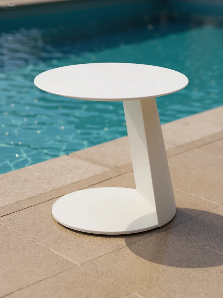 Karlsruhe Couchtisch - Slimline: Moderner, weißer Beistelltisch aus Aluminiumlegierung, steht stabil auf einem Pooldeck. Zwei runde Scheiben, verbunden durch einen schrägen Träger, bieten stilvolle Funktionalität und Langlebigkeit.