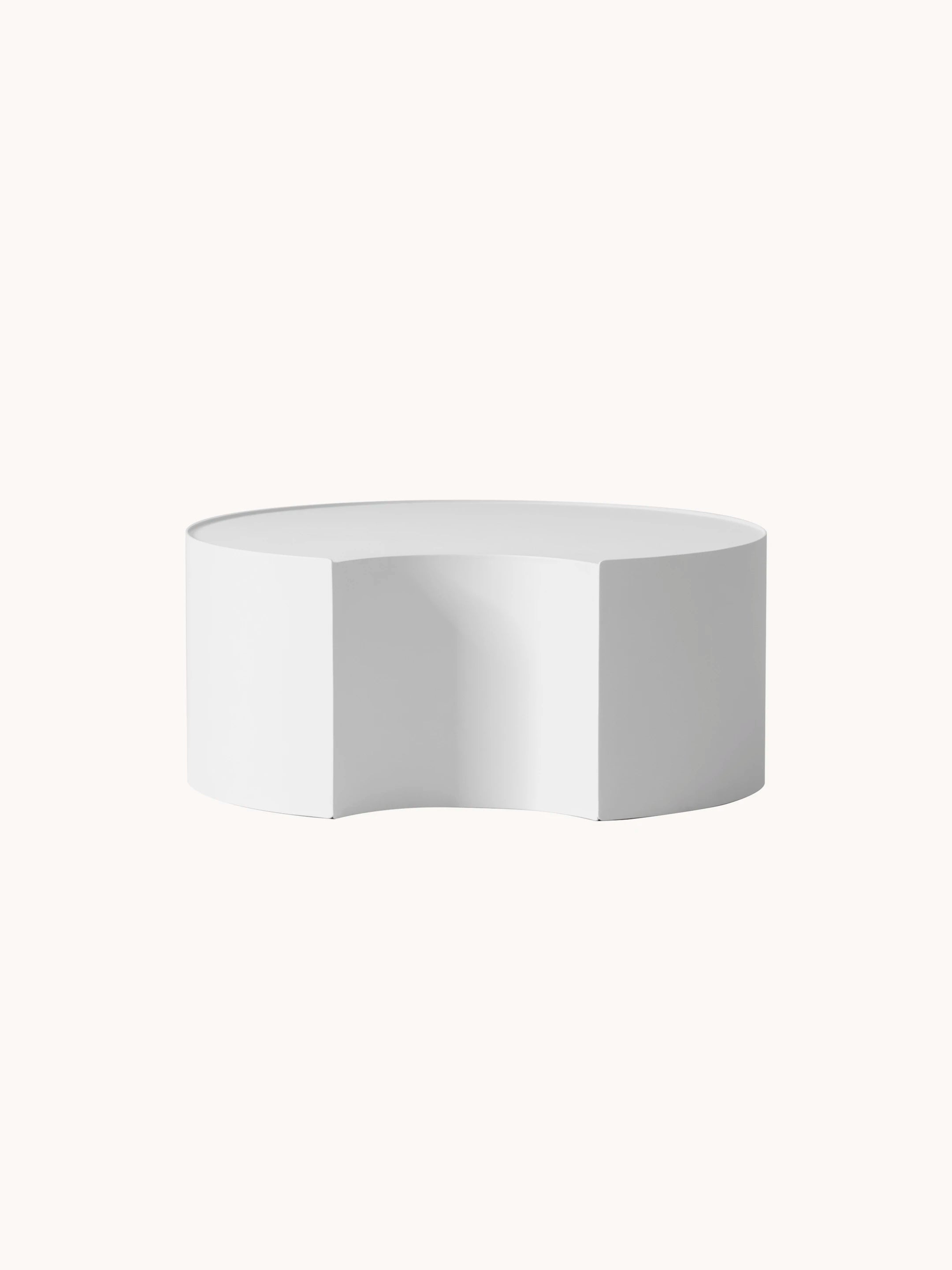 Speyer Crescent Couchtisch - Aluminium pulverbeschichtet-Weiß, präsentiert sich als minimalistischer, zylindrischer Tisch mit konkaven Aussparungen, ideal für stilvolle, modulare Outdoor-Arrangements von Finqa GmbH. Maße: L86.5 x B86.5 x H37.5 cm.