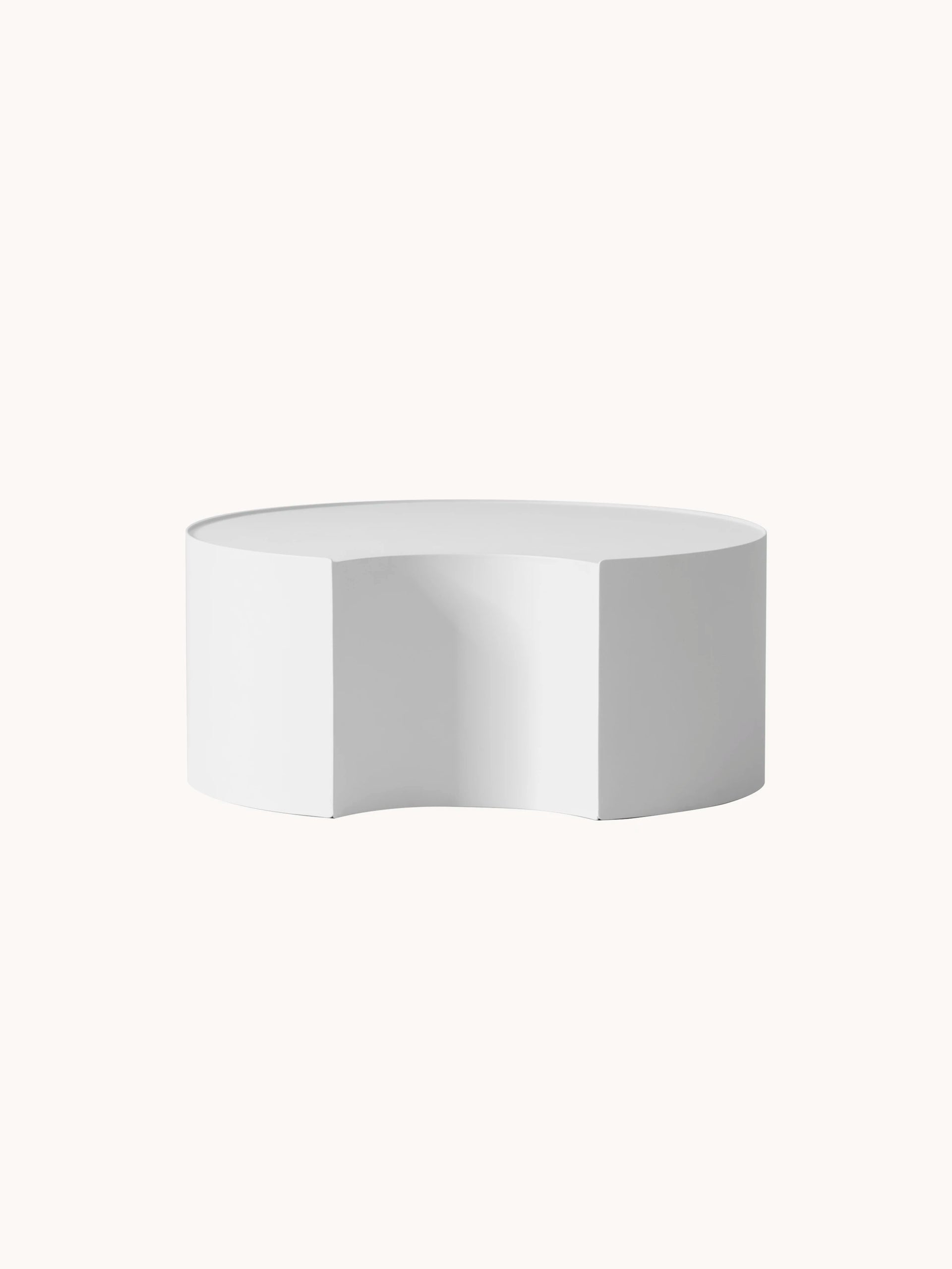 Speyer Crescent Couchtisch - Aluminium pulverbeschichtet-Weiß, präsentiert sich als minimalistischer, zylindrischer Tisch mit konkaven Aussparungen, ideal für stilvolle, modulare Outdoor-Arrangements von Finqa GmbH. Maße: L86.5 x B86.5 x H37.5 cm.