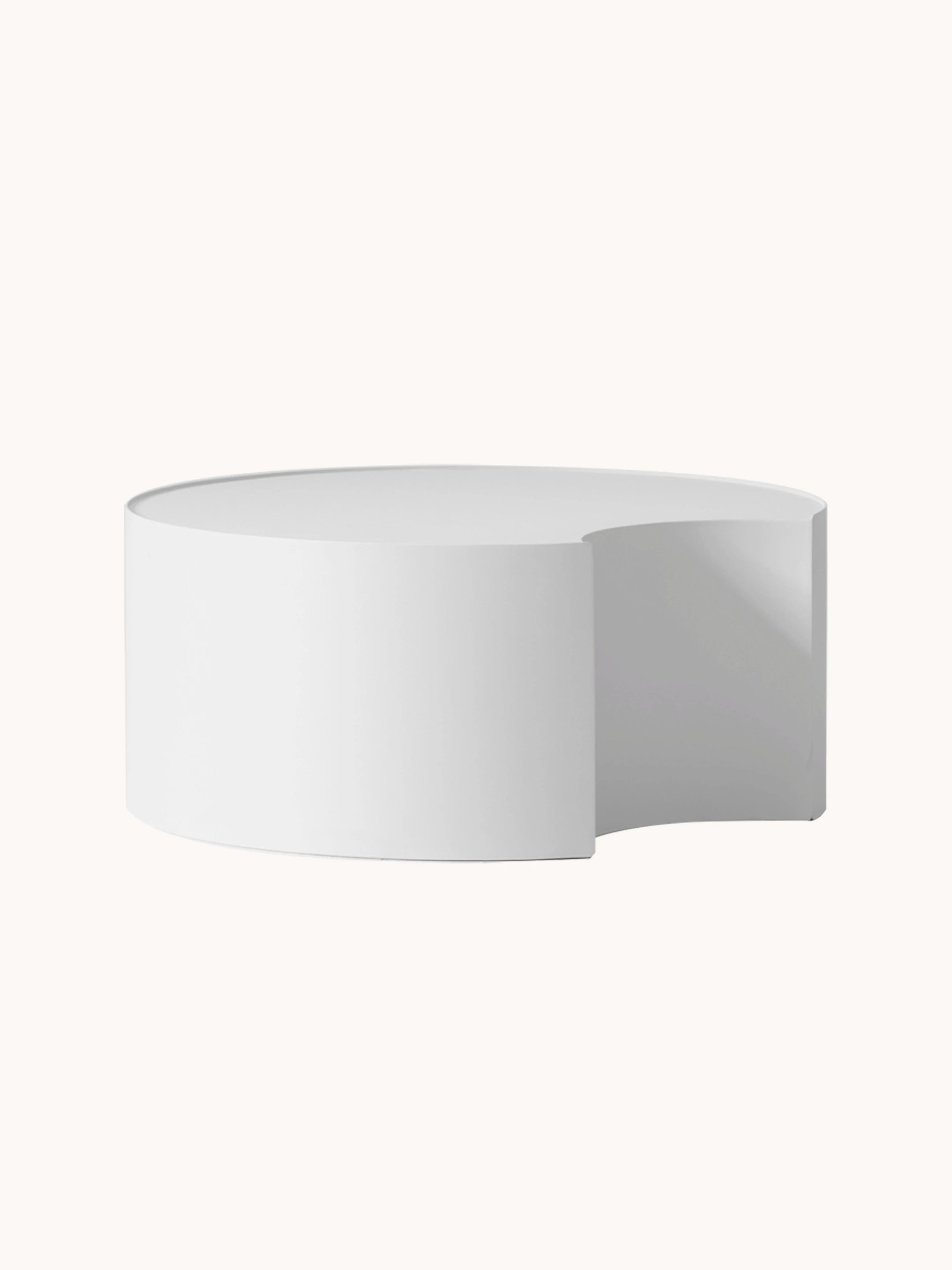 Speyer Crescent Couchtisch - Aluminium pulverbeschichtet-Weiß, minimalistisches Design mit zylindrischer Form und seitlichem Ausschnitt als Stauraum, passend für stilvolle, modulare Outdoor-Einrichtungen von Finqa GmbH. Produktgröße: L86.5 x B86.5 x H37.5 cm.