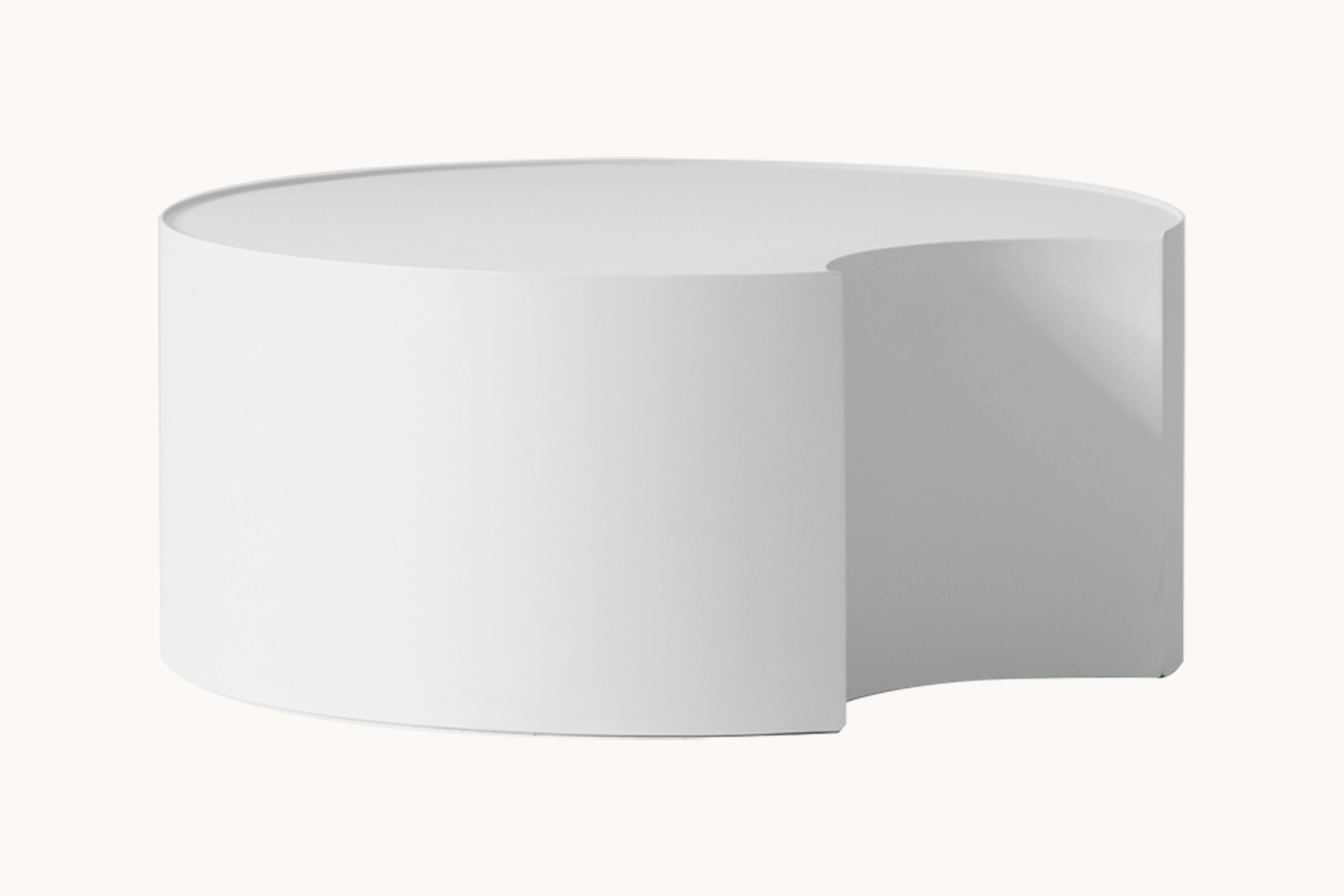Aluminium runde Solarleuchte, mit gebogener Oberfläche, auf einer glatten weißen Fläche. Elegantes Design, passend zu Finqas nachhaltigen und stilvollen Outdoor-Möbeln.