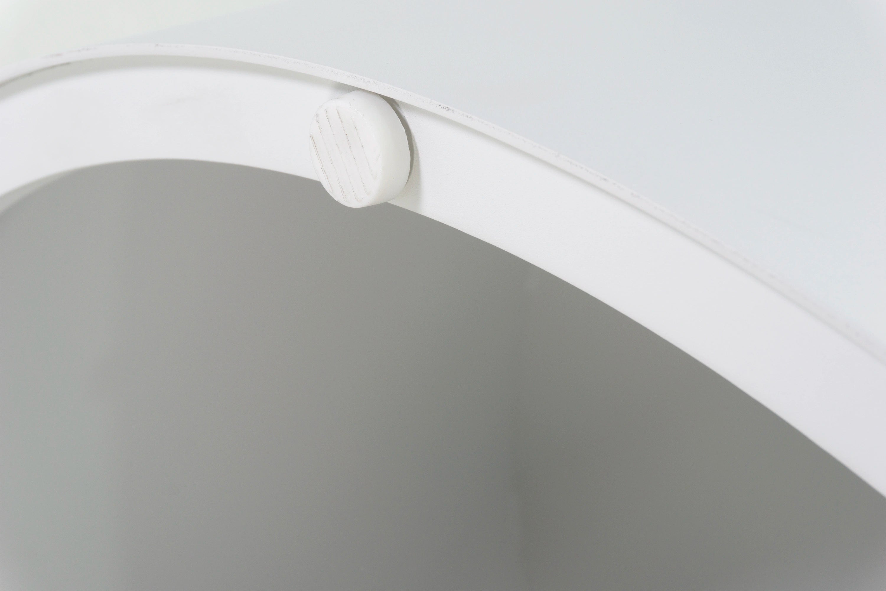 Aluminium-runde Solarbeleuchtung, mit Solarlampe, zeigt eine runde, weiße Struktur mit feinen Linien, die moderne, nachhaltige Beleuchtung für Außenbereiche von Finqa GmbH bietet. Ideal für Gärten und Terrassen.