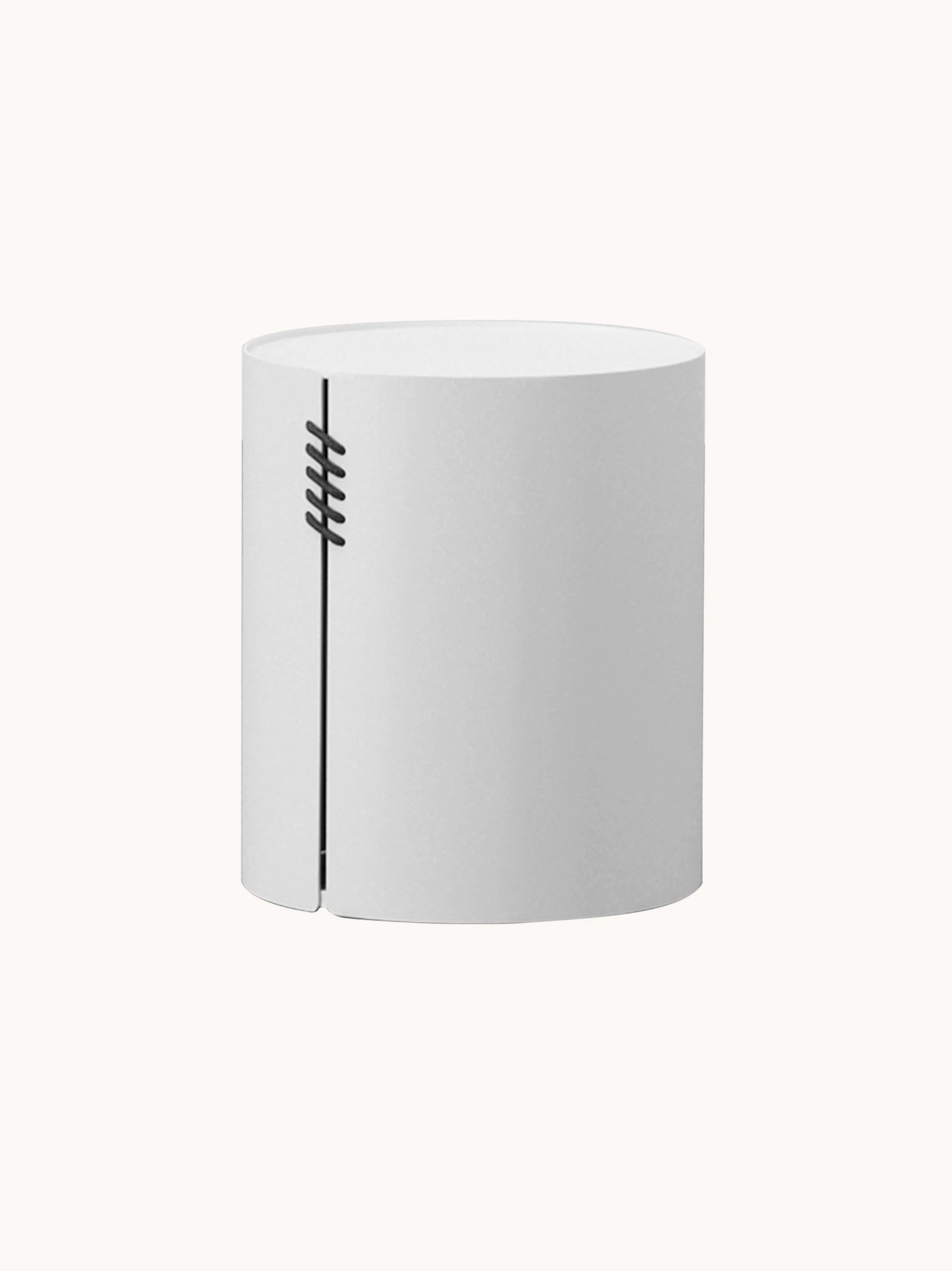 Aluminium-runde Solarbeleuchtung mit Solarlampe, zeigt einen weißen Zylinder mit schwarzen Drahtdetails. Ideal für stilvolle, langlebige Außenbereiche, passend zur nachhaltigen Designästhetik von Finqa GmbH.