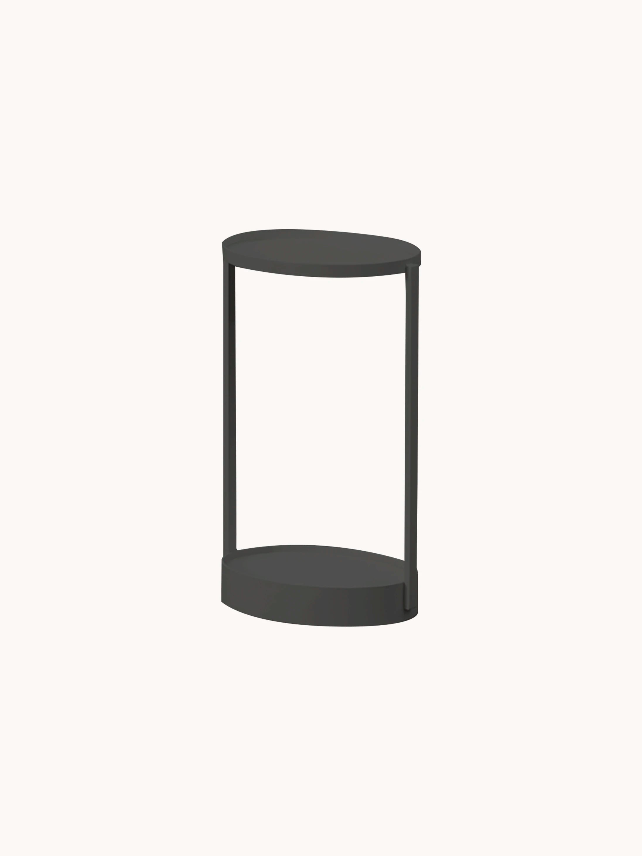 Rauma durchbrochener Couchtisch - Aluminium pulverbeschichtet: Ein minimalistisches, zweistufiges Regal mit abgerundeten Ablagen und dunklem Rahmen, das künstlerische Eleganz und langlebige Qualität für stilvolle Wohnbereiche bietet.
