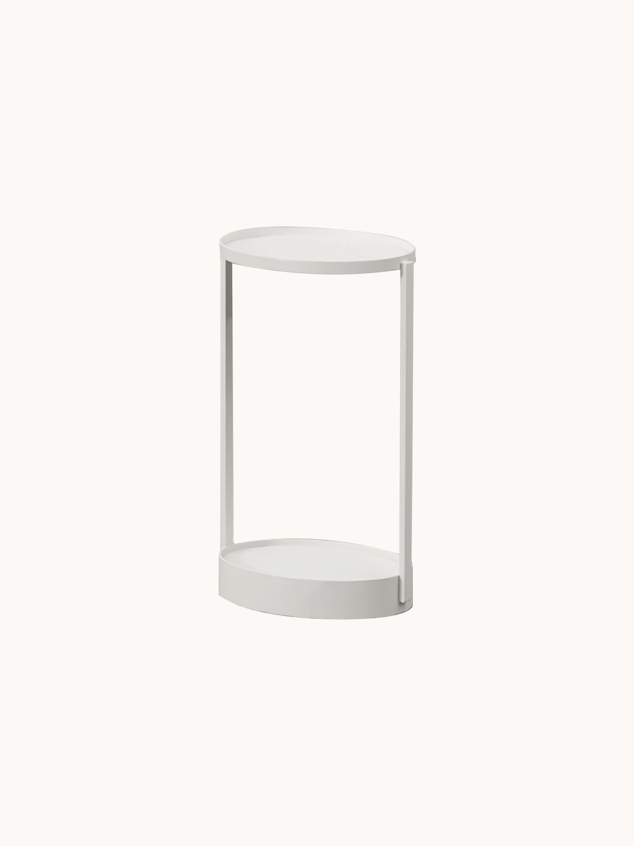 Rauma durchbrochener Couchtisch - Aluminium pulverbeschichtet: Minimalistischer, weißer Zwei-Ebenen-Tisch mit filigranem Design, das Lichtspiele erzeugt. Ideal als leichter Akzenttisch neben Sofa oder Sessel.