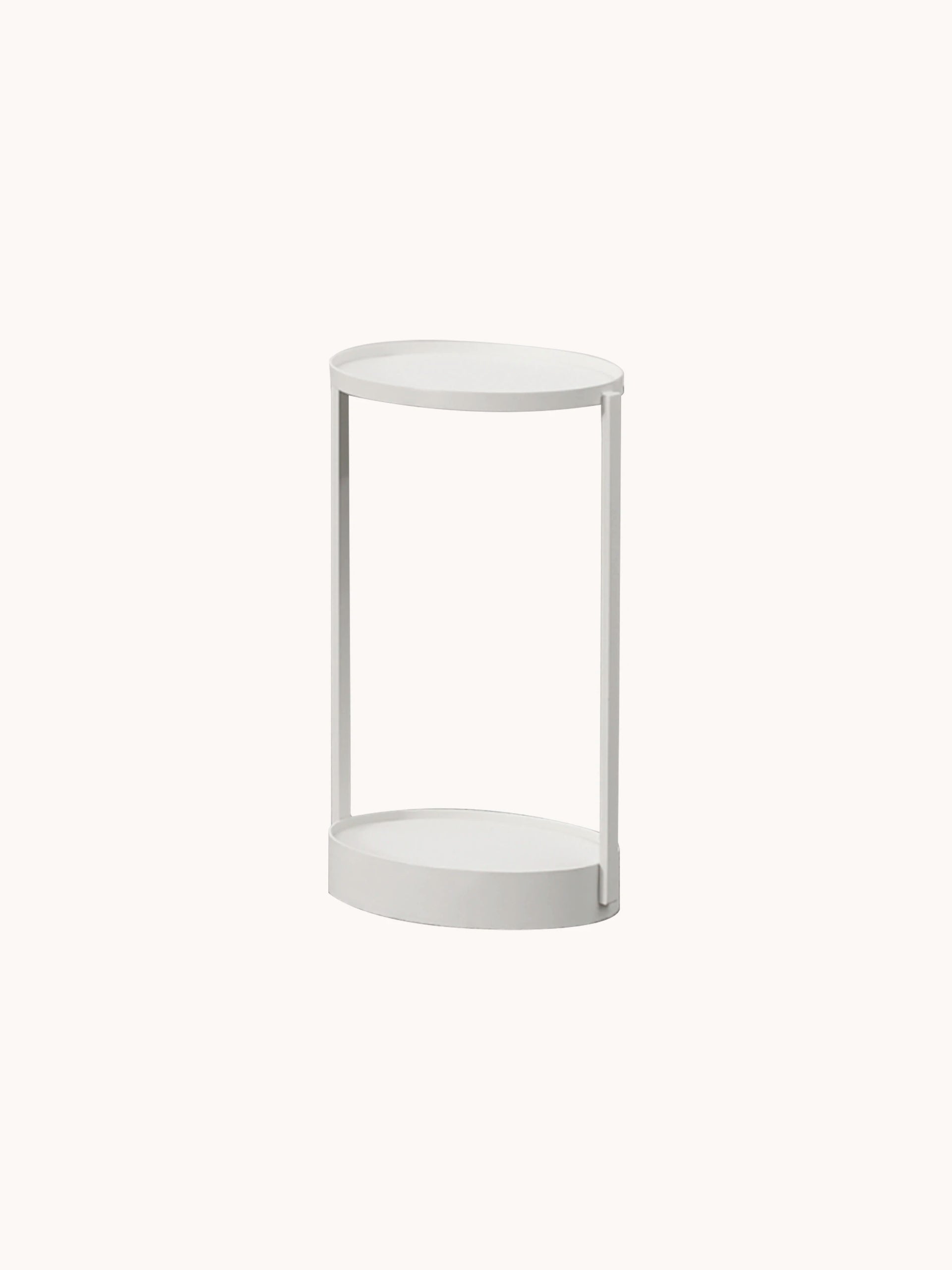 Rauma durchbrochener Couchtisch - Aluminium pulverbeschichtet: Minimalistischer, weißer Zwei-Ebenen-Tisch mit filigranem Design, das Lichtspiele erzeugt. Ideal als leichter Akzenttisch neben Sofa oder Sessel.