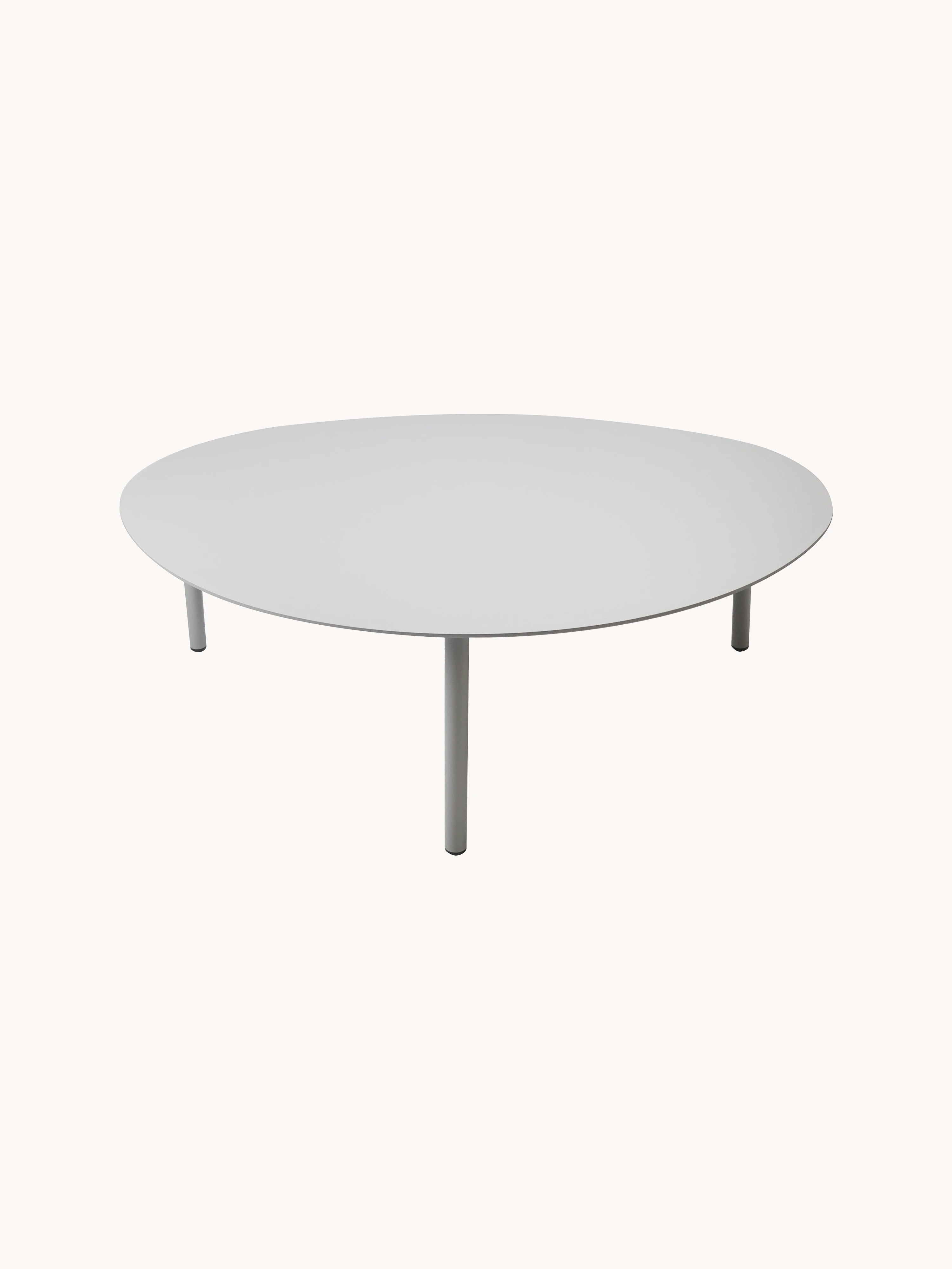 Valencia-L Lounge Beistelltisch mit eiförmiger, weißer Oberfläche und drei zylindrischen Beinen, inspiriert von der mediterranen Küste, aus Aluminium-Pulverbeschichtung gefertigt, ideal für stilvolle Innen- und Außenbereiche.