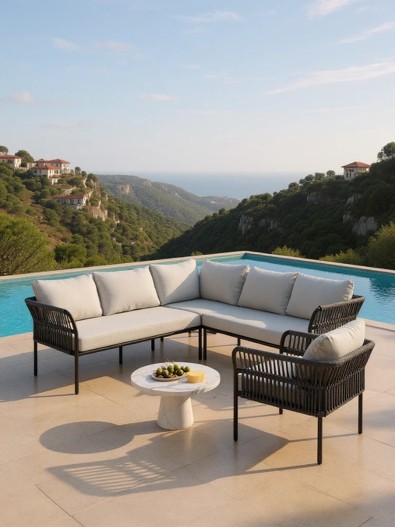 Das Malaga Garten Ecklounge Set (6-Sitzer) von Finqa GmbH umfasst ein L-förmiges Sofa und Sessel mit wasserfesten, grauen Kissen, ideal für stilvolle, komfortable Terrassen.