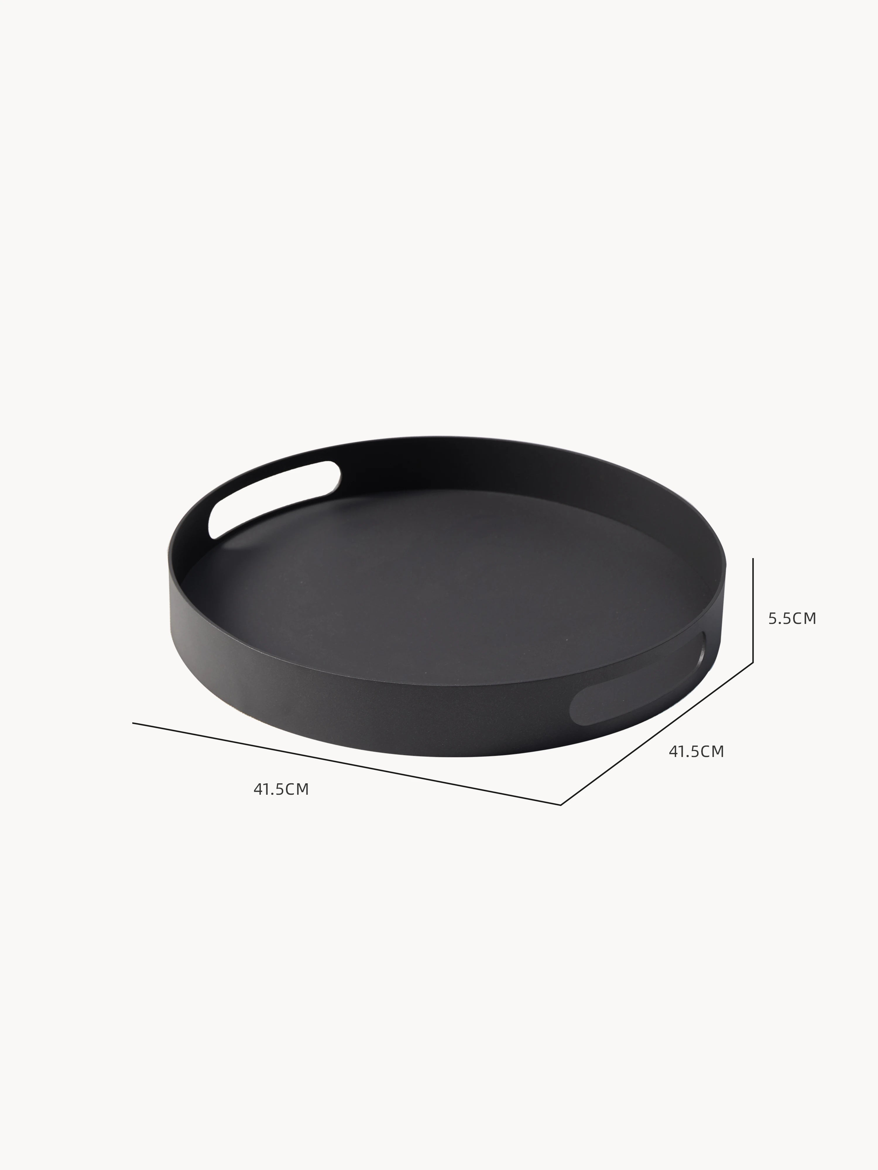 Palanga Tablett - Aluminium pulverbeschichtet, ein rundes Tablett mit Griffen, ideal für den Einsatz im Outdoor-Bereich, perfekt für stilvolles Servieren oder Dekorieren auf Garten- und Terrassenmöbeln von Finqa GmbH.