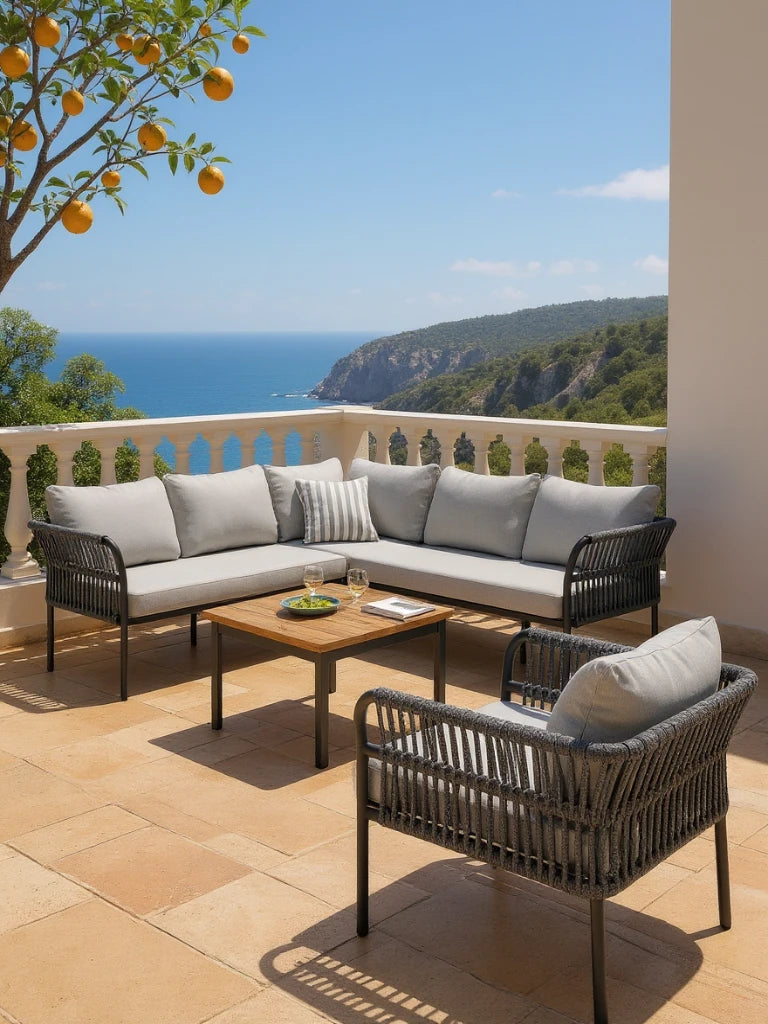 Malaga Garten Ecklounge Set (6-Sitzer) auf sonnenbeschienener Terrasse, bestehend aus L-förmigem Sofa, Sessel und Holztisch mit Gläsern und Snacks, umrahmt von einem Orangenbaum und Meeresblick.