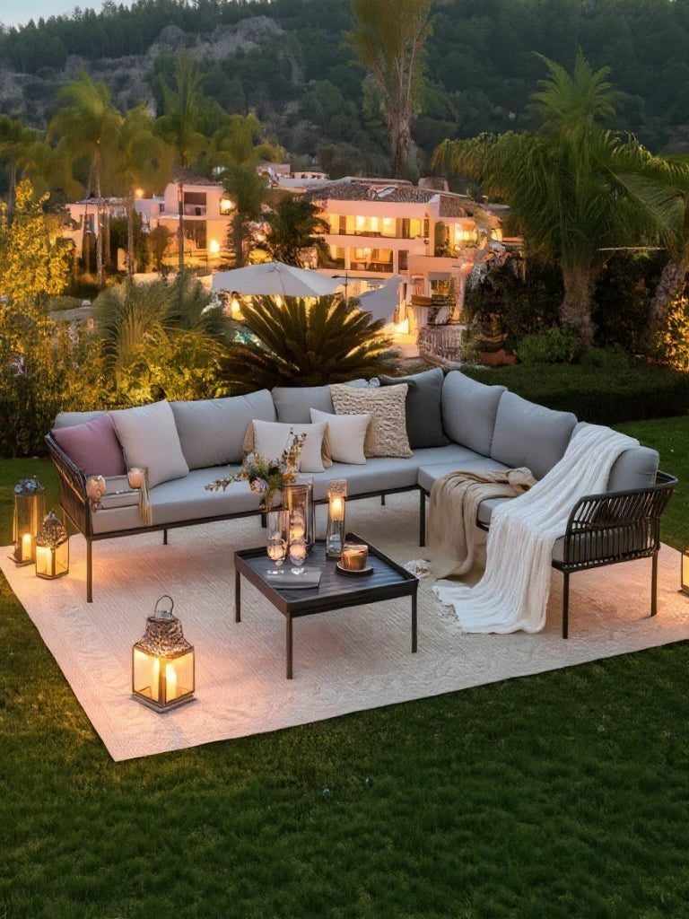 Das Bild zeigt das Malaga Garten Ecklounge Set (6-Sitzer) von Finqa: ein modulares, wetterfestes Sofa mit abgerundeten Armlehnen und Zugbanddetails, ideal für stilvolle Terrassengestaltungen.