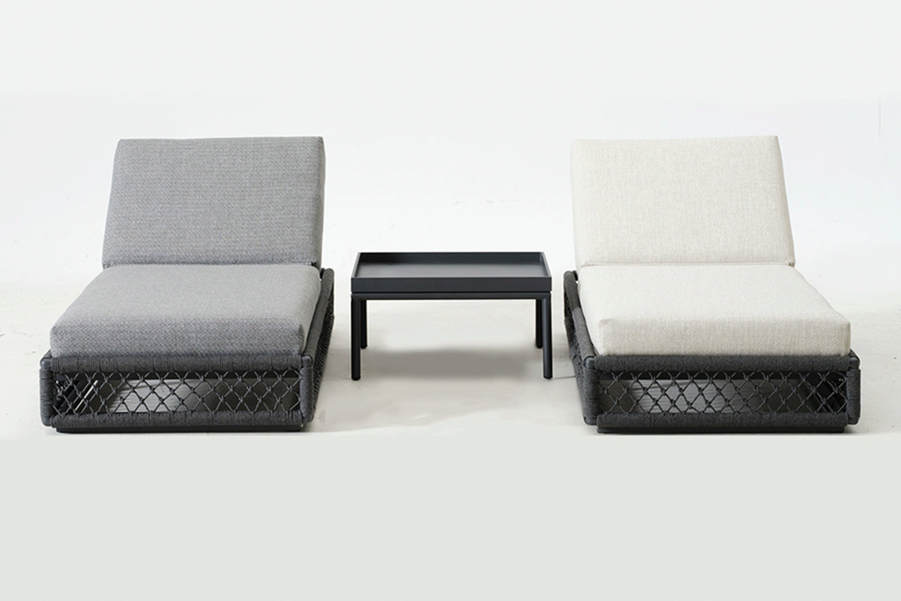 FINQA Mykonos Garten Lounge Aluminium Olefin Stoff für 5 Personen: Zwei stilvolle Sessel mit hellgrauen Polstern, zusammenstehend, ohne Tisch, auf einer Terrasse, ideal für komfortable, wetterfeste Outdoor-Einrichtung.