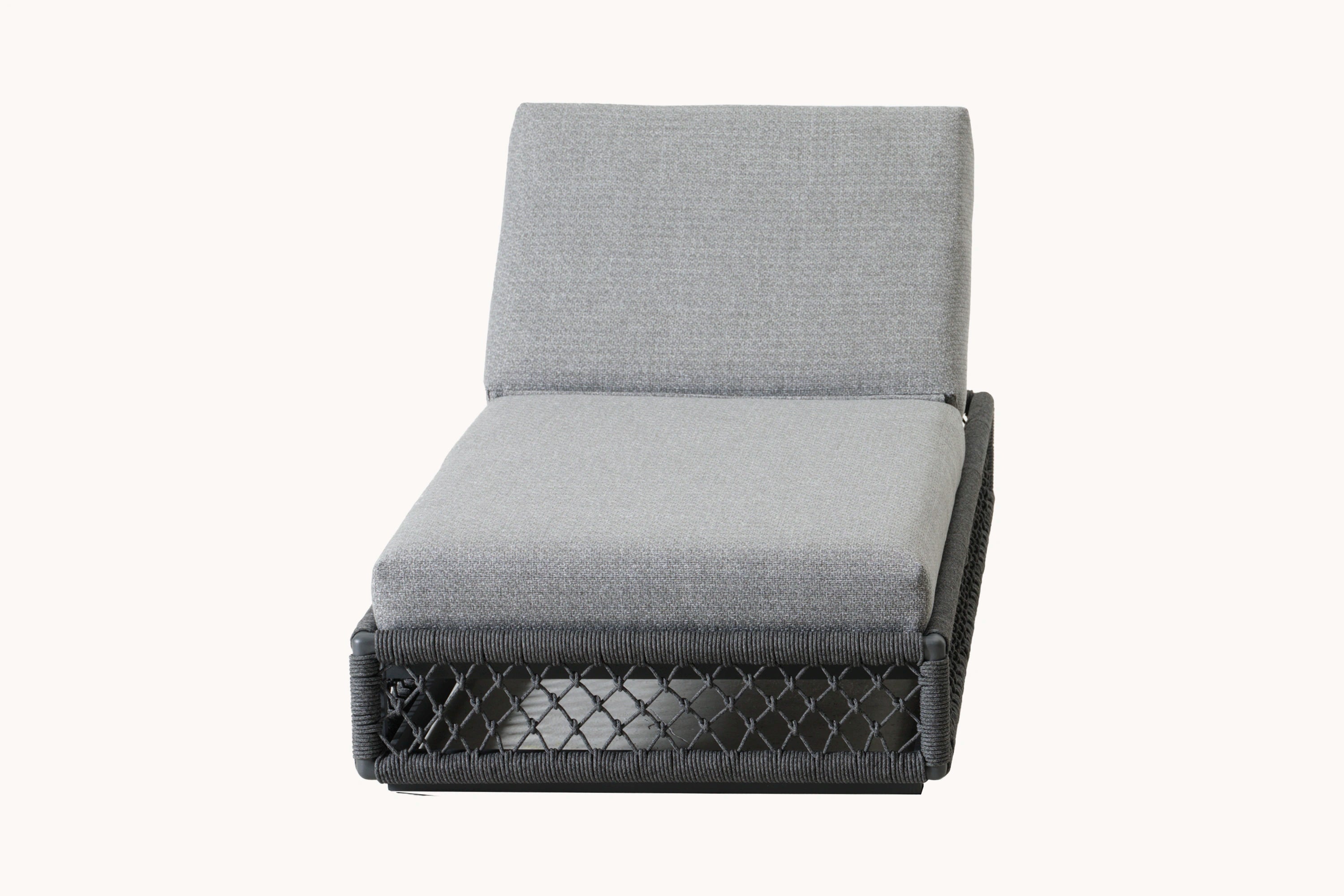 FINQA Mykonos Garten Lounge Aluminium Olefin Stoff für 5 Personen zeigt einen stilvollen grauen Sessel mit Kissen, unterstreicht modernes Design und wetterfeste Materialien, ideal für Garten und Terrasse.