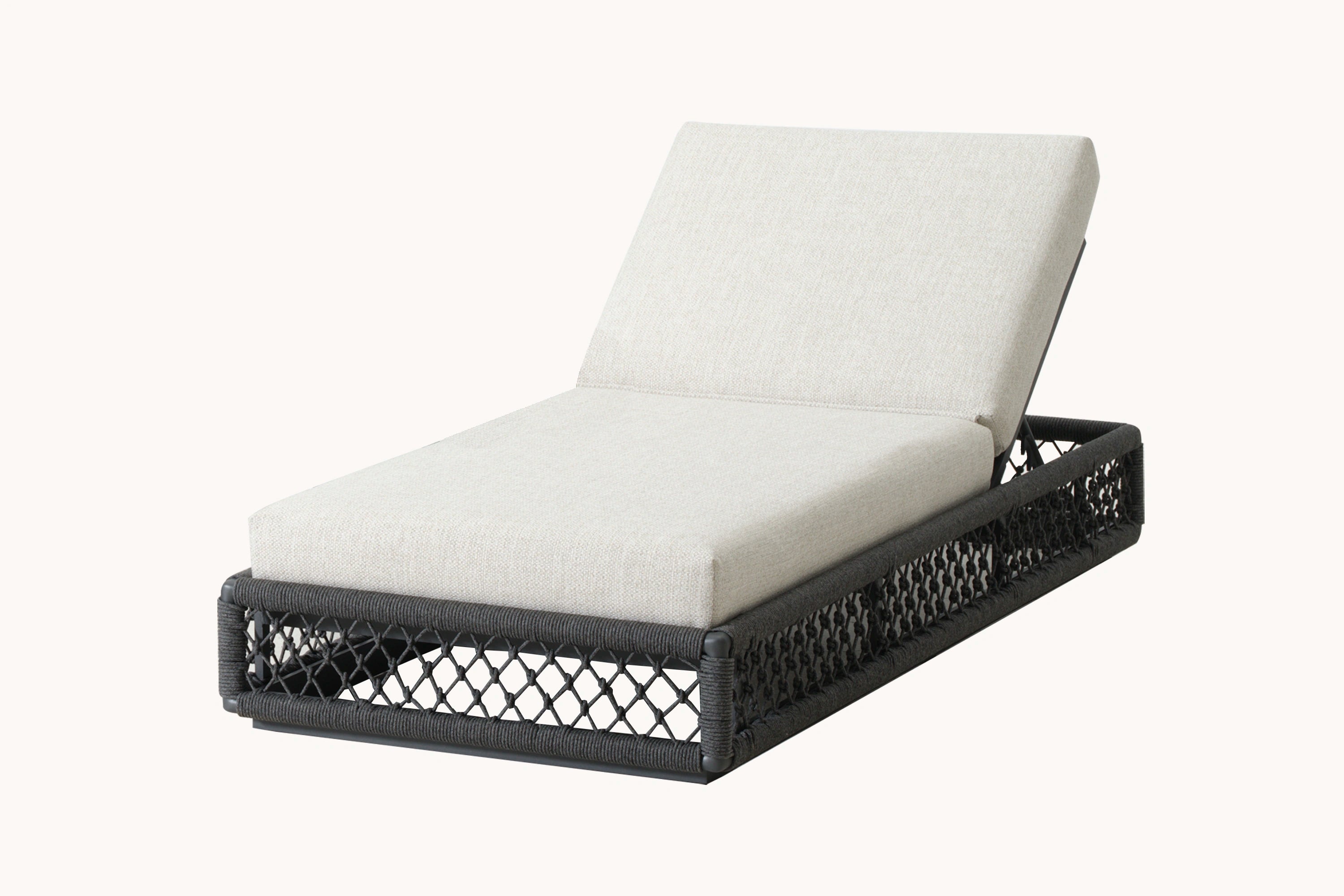 FINQA Mykonos Garten Lounge Aluminium Olefin Stoff für 5 Personen zeigt einen weißen gepolsterten Lounge-Stuhl mit eleganten Linien, geeignet für stilvolle, wetterfeste Terrassenmöbel.