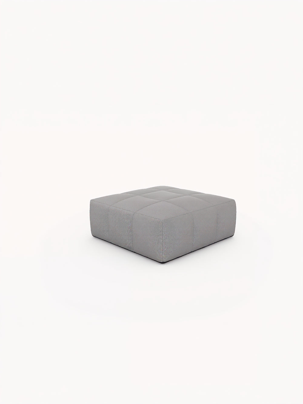 Marshmallow Bonbon Ottoman: Ein quadratischer, getufteter Pouf in hellgrauem Stoff, inspiriert von Kindheitserinnerungen an Marshmallows, ideal für flexible, nachhaltige Garten- oder Terrassenmöbel von Finqa GmbH.