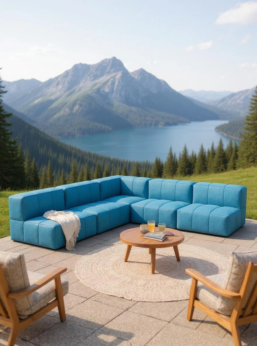 Modulares Garten-Lounge-Set Marshmallow, 5er-Set: L-förmiges, türkisfarbenes Sofa mit Juteteppich und Holztisch, ideal für entspannte Terrassenmomente mit Blick auf See und Berge.