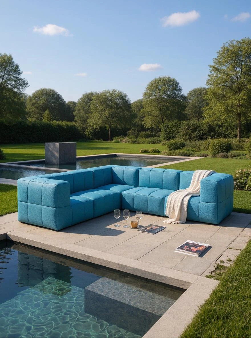 Modulares Garten-Lounge-Set Marshmallow, 5er-Set auf einer Terrasse am Wasser, bestehend aus einem L-förmigen Sofa mit hellen Kissen, ideal für entspannte Outdoor-Momente.