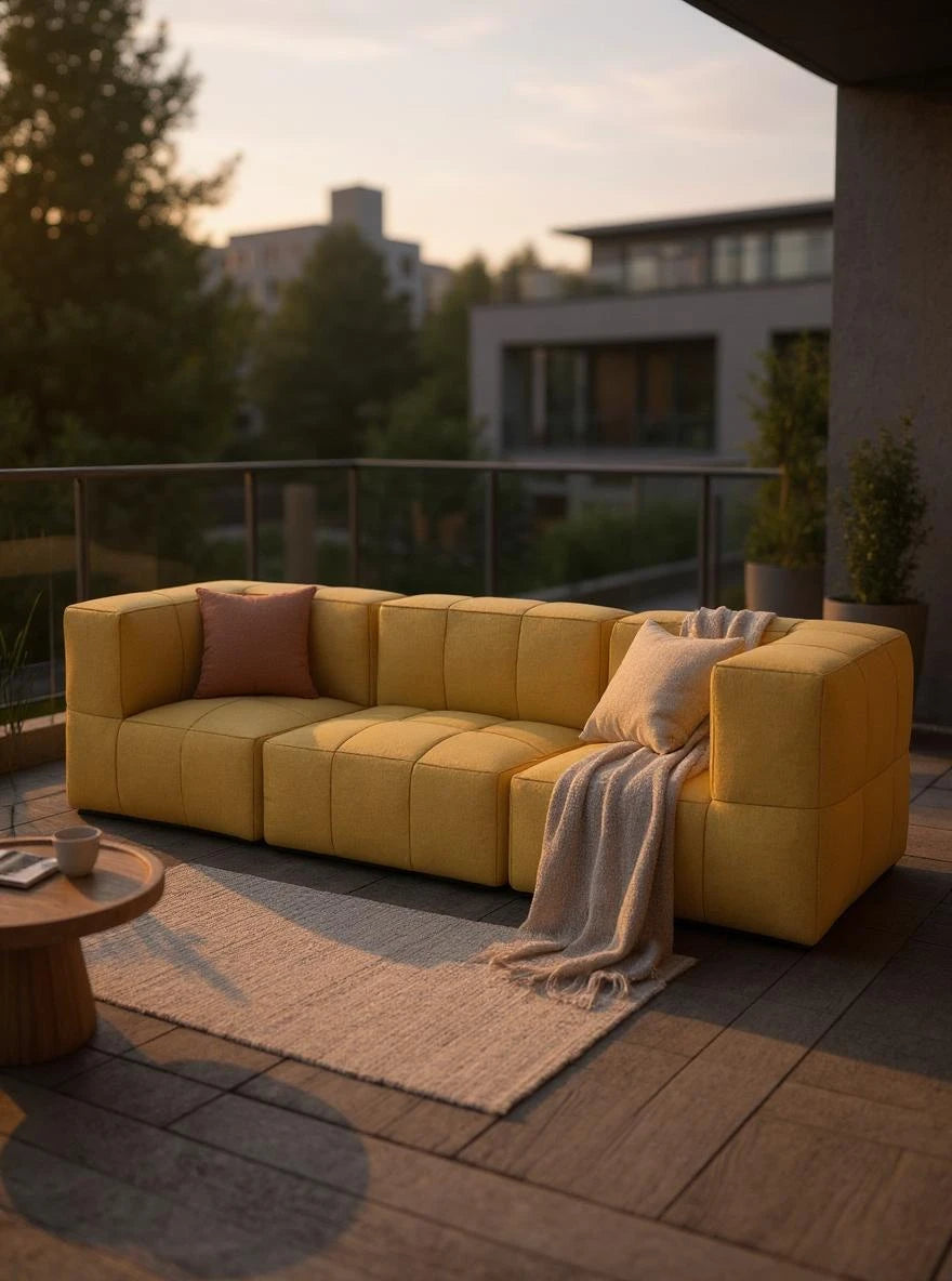 Modulares Garten-Lounge-Set Marshmallow, 3er-Set: Einzigartige, gelbe modulare Sofakomponenten auf einer Terrasse, ergänzt durch Kissen, Decke und Couchtisch, ideal für flexible, stilvolle Outdoor-Gestaltungen.