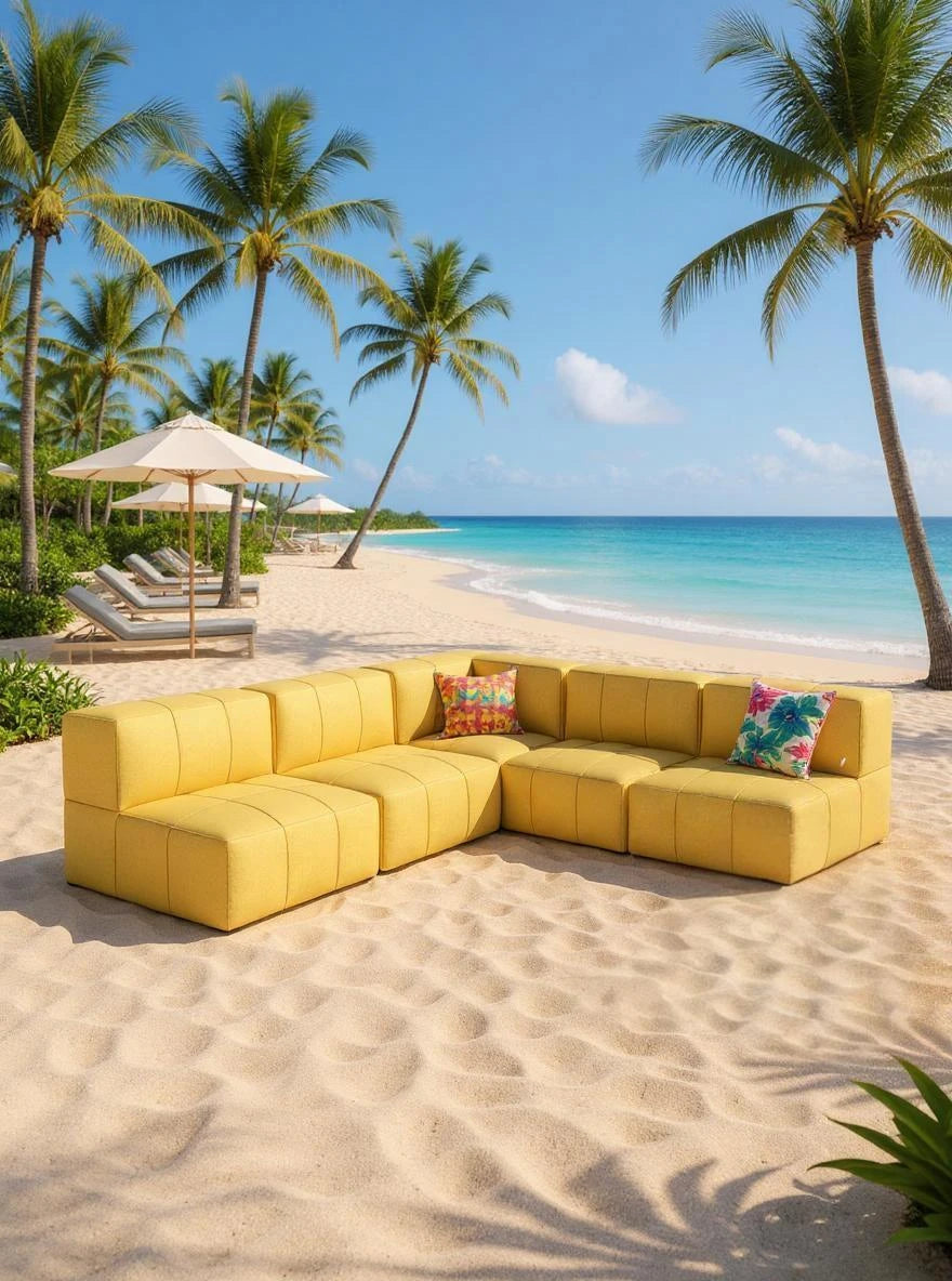 Modulares Garten-Lounge-Set Marshmallow, 5er-Set, auf einem sonnigen Strand: Leuchtend gelbes Sofa mit blumigen Kissen, ideal für entspannte Momente, kombiniert Komfort und Umweltfreundlichkeit im Freien.