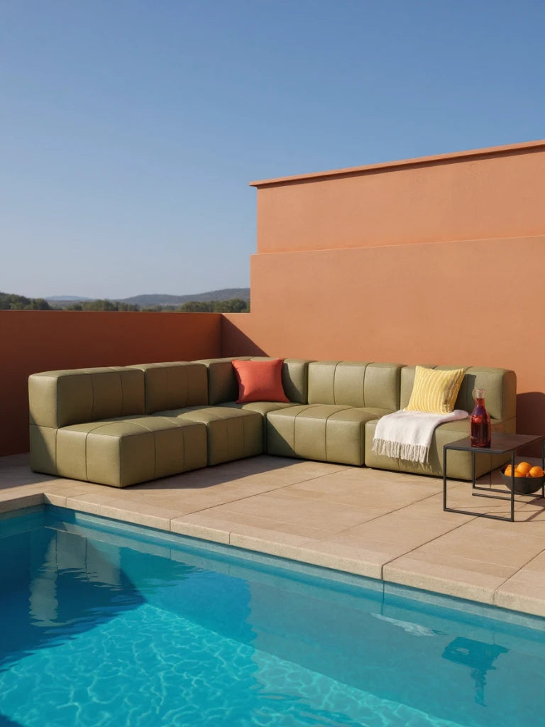 Modulares Garten-Lounge-Set Marshmallow, 5er-Set: L-förmiges Sofa mit orangefarbenem und gelb gestreiftem Kissen, weißer Decke; daneben Metalltisch mit Krug, Gläsern, Orangen.