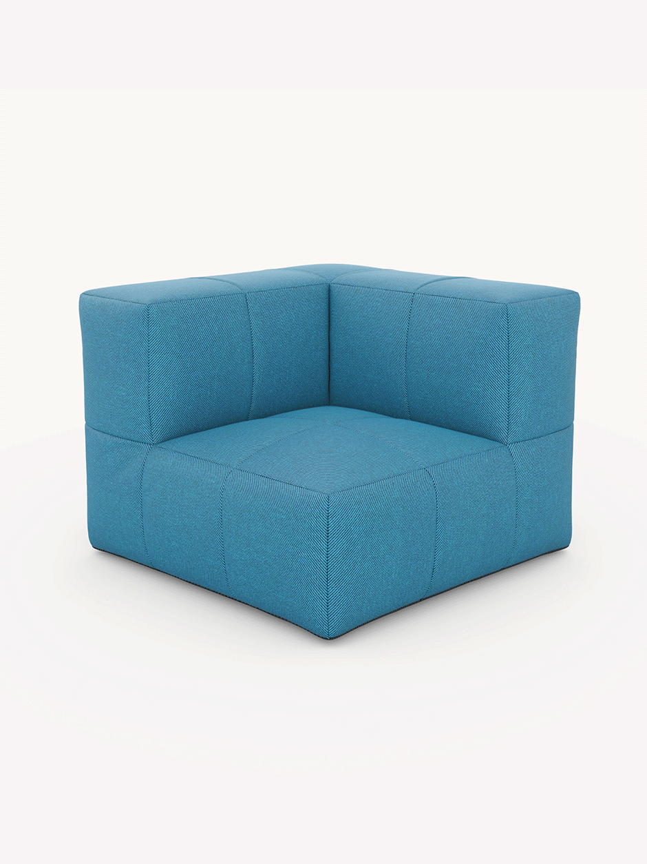 Das Bild zeigt das Babymax, 4er-Set (Copy), ein modulares Eck-Sofa-Element von Finqa, mit blockigen, gesteppten Kissen in einem stilvollen Design, das für Outdoor-Lounges geeignet ist.