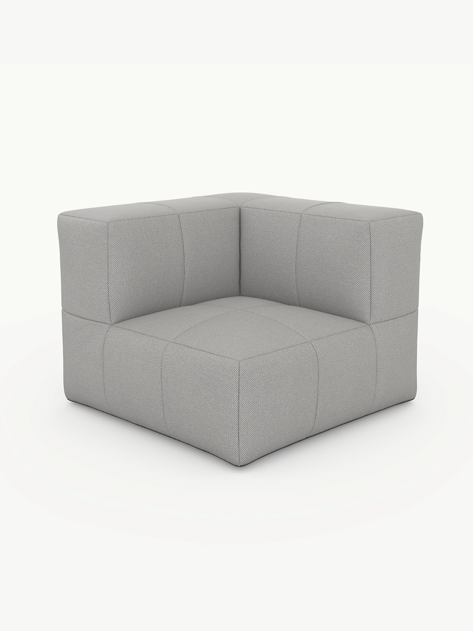 Das Babymax, 4er-Set (Copy) zeigt ein einzelnes Eckmodul des modularen Sofasystems von Finqa, mit strukturierter hellgrauer Polsterung und subtiler Steppung, ideal für individuelle, nachhaltige Lounge-Designs.