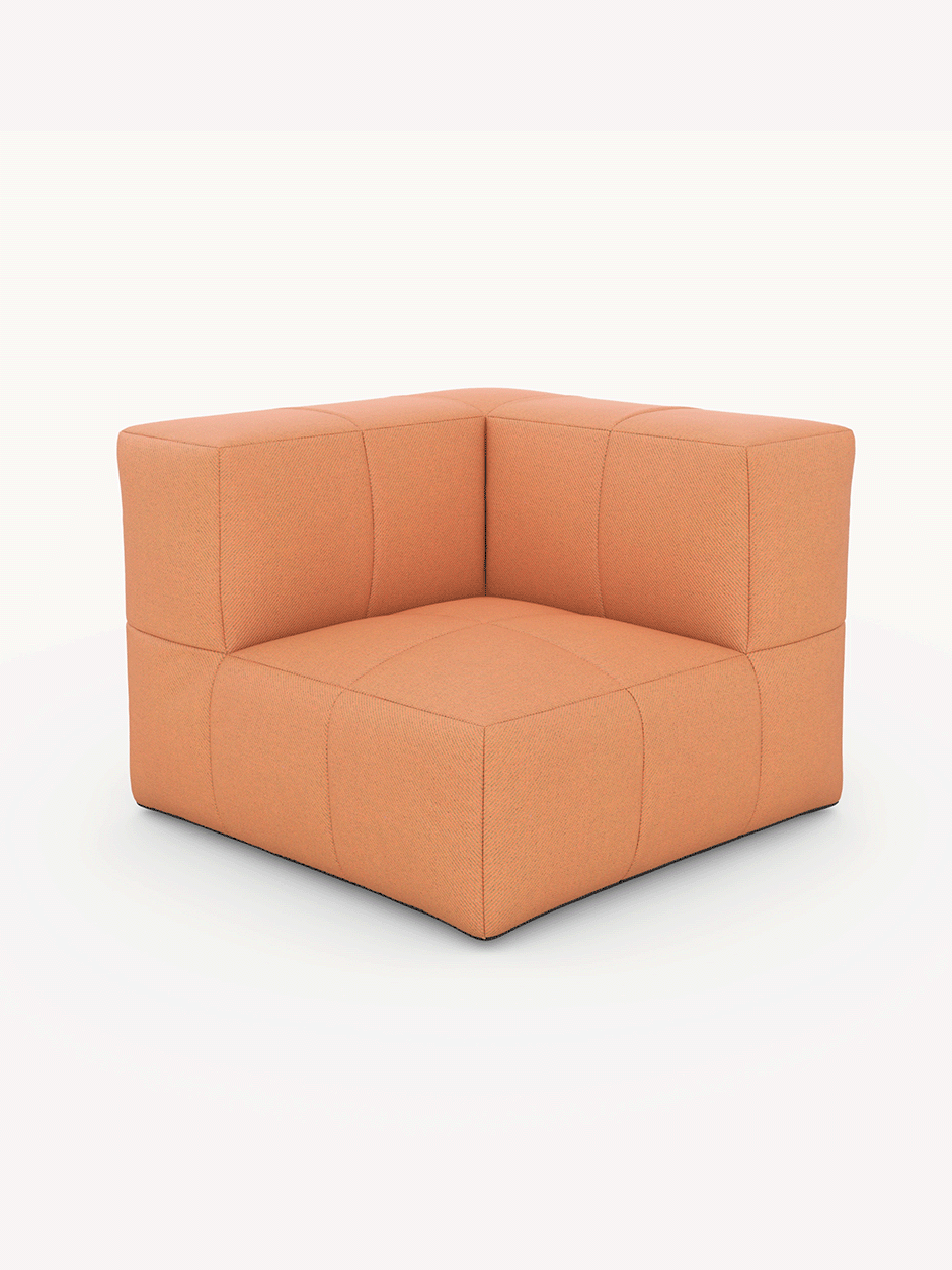 Modulares Garten-Lounge-Set Marshmallow: Eckmodul mit weichem, orangefarbenem Stoff, zwei niedrigen Rückenlehnen im rechten Winkel und gepolstertem Sitz. Modernes Design mit quadratischen Nähten für stilvolle Flexibilität.
