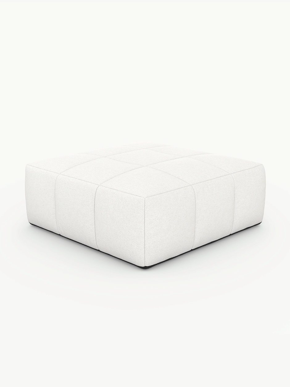 Babymax, 4er-Set: Ein weißer, quadratischer Pouf mit gestepptem Design, ideal als minimalistischer Fußhocker oder kleiner Couchtisch, passend zur modularen Finqa Marshmallow-Kollektion für flexible Outdoor-Gestaltung.
