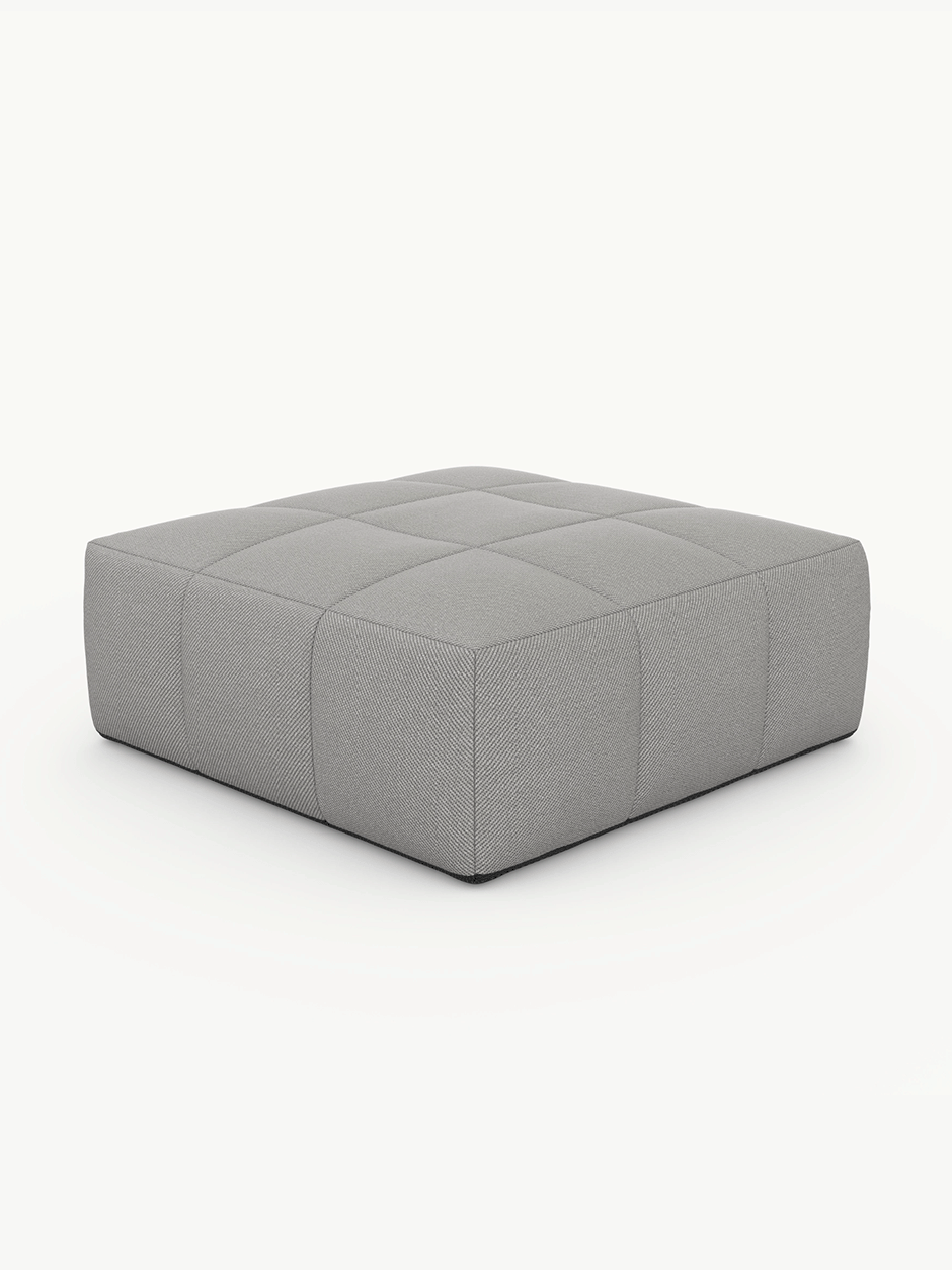 Babymax, 4er-Set: Ein quadratischer Pouf, mit hellgrauem Stoff bezogen, zeigt ein gestepptes Gittermuster. Perfekt für flexible, nachhaltige Loungemöbel von Finqa GmbH, die Komfort und Stil bieten.